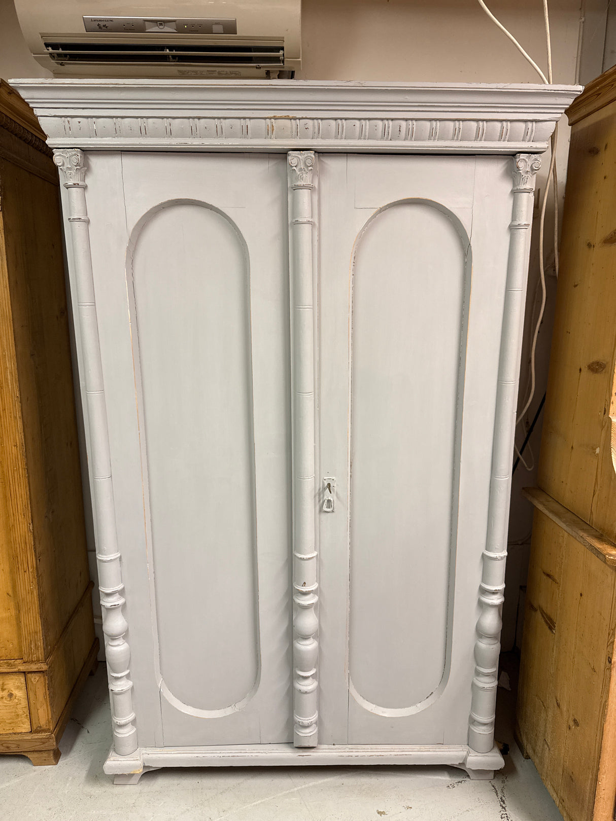 Upea vaatekaappi L.123cm, S.58cm, K.186.5cm