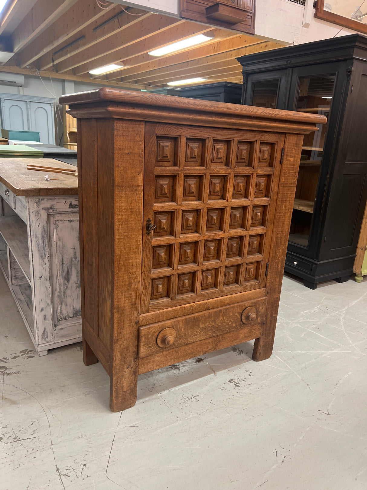 Massiivi tamminen ”pankkiiri kaappi” L. 111,5cm, S. 51cm ja K. 133cm