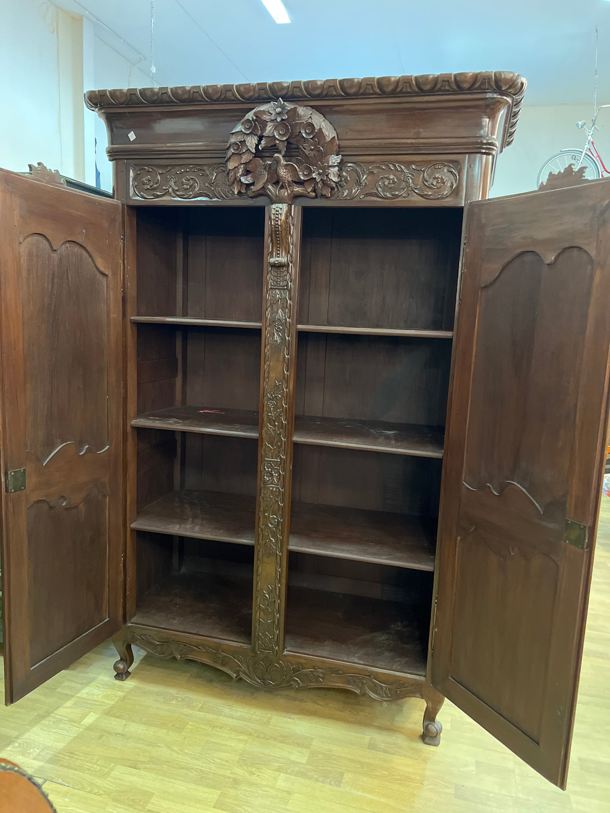 Mahonkinen vaatekaappi