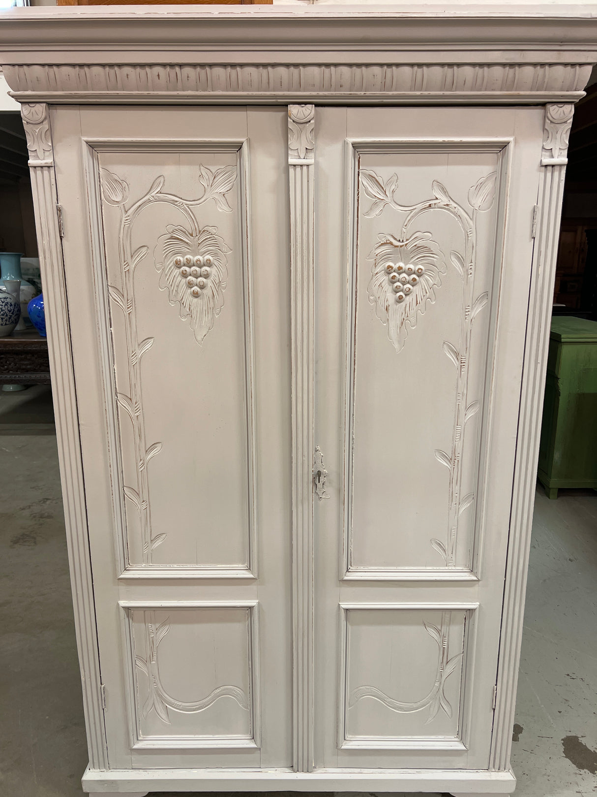 Kaunis helmen harmaa vaatekaappi L. 119cm, S. 52cm ja K. 183cm.