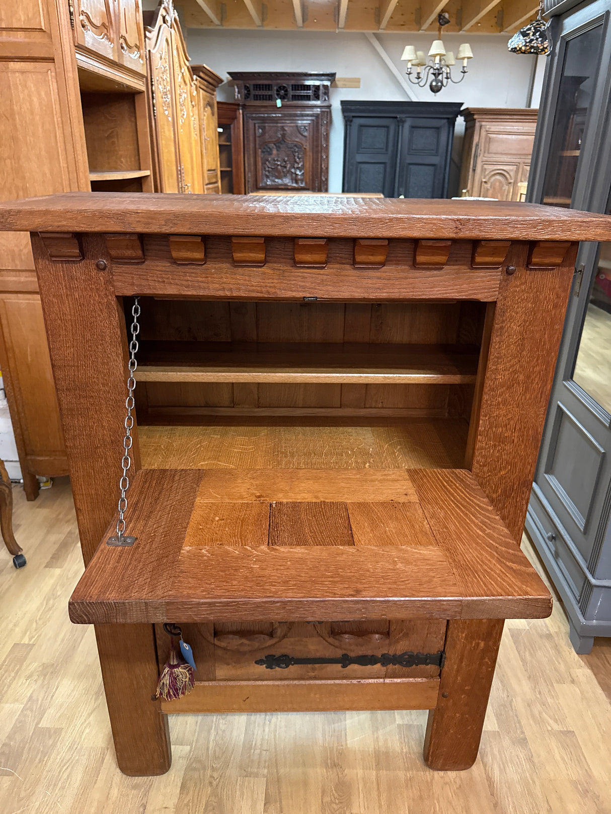 Sveitsiläinen baarikaappi L.94.5cm, S.44cm, K.125cm