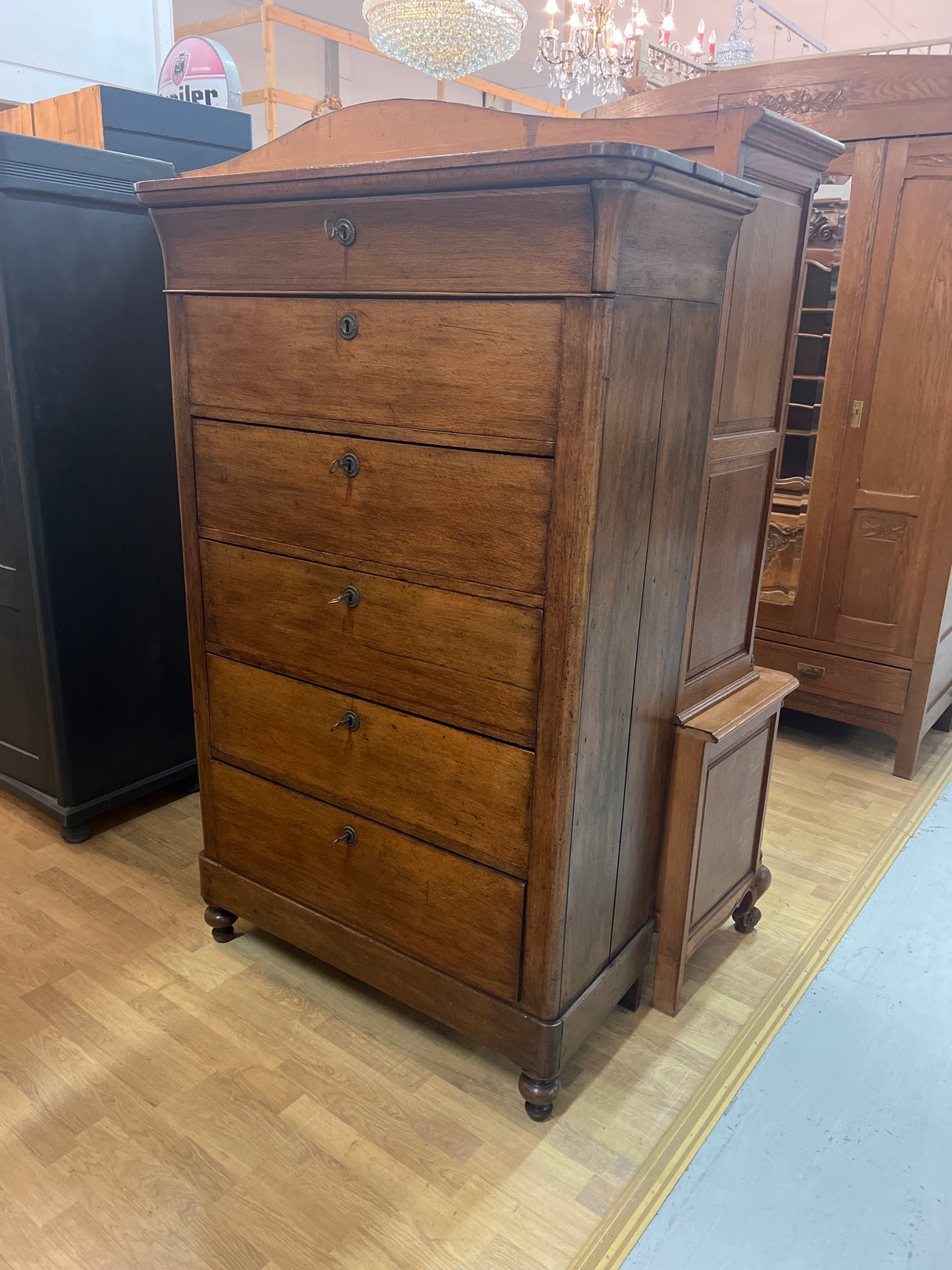 Beautiful oak chest of drawers with pull-out drawers. Width 101cm, Depth 46cm, Height 158.5cm.