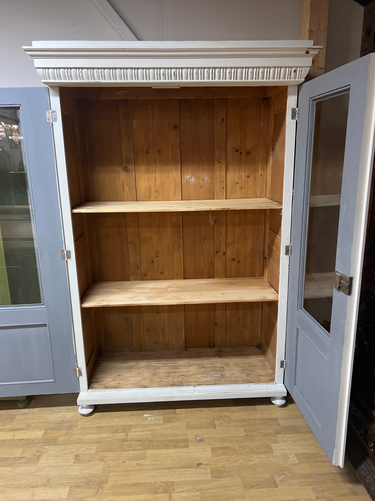 Vitriinikaappi valkoinen L. 131cm, S. 57,5cm ja K. 193cm