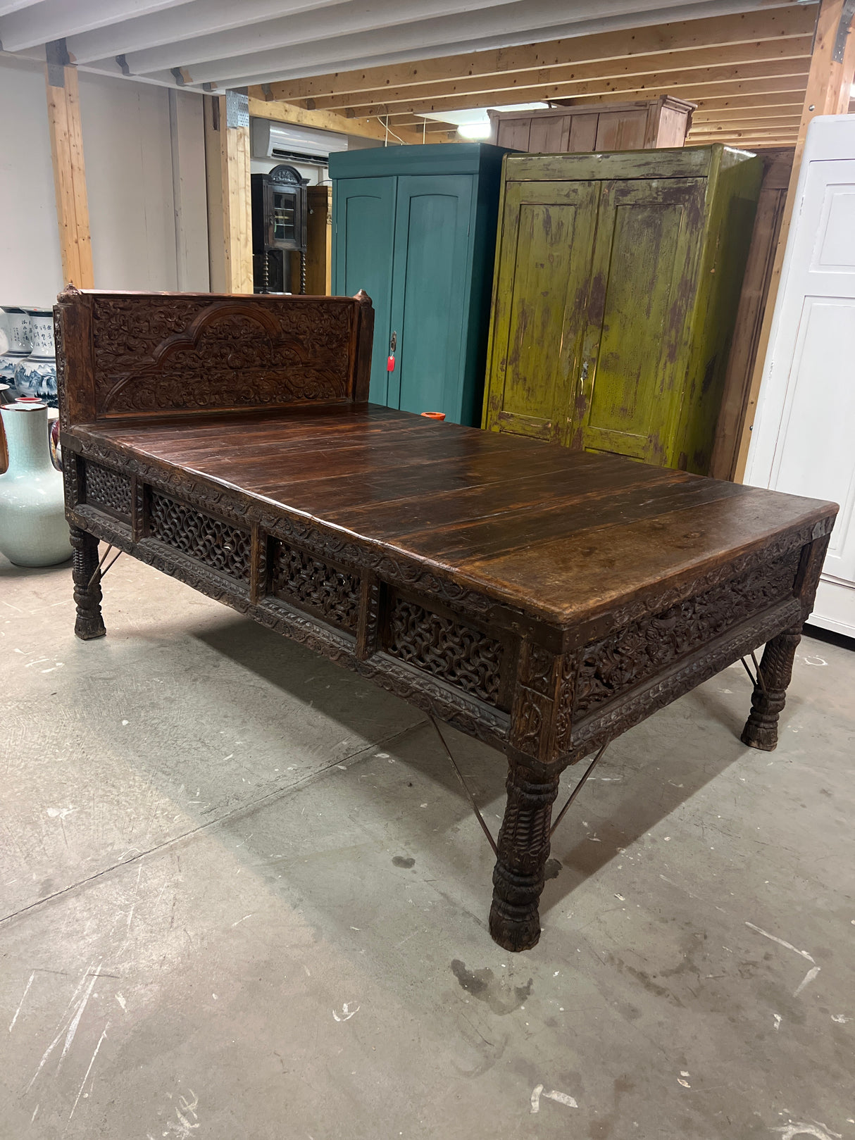 Magnificent 19th-century daybed/couch bed, length 214cm, width 133cm, and height 123cm. The height of the bed section is 79cm.