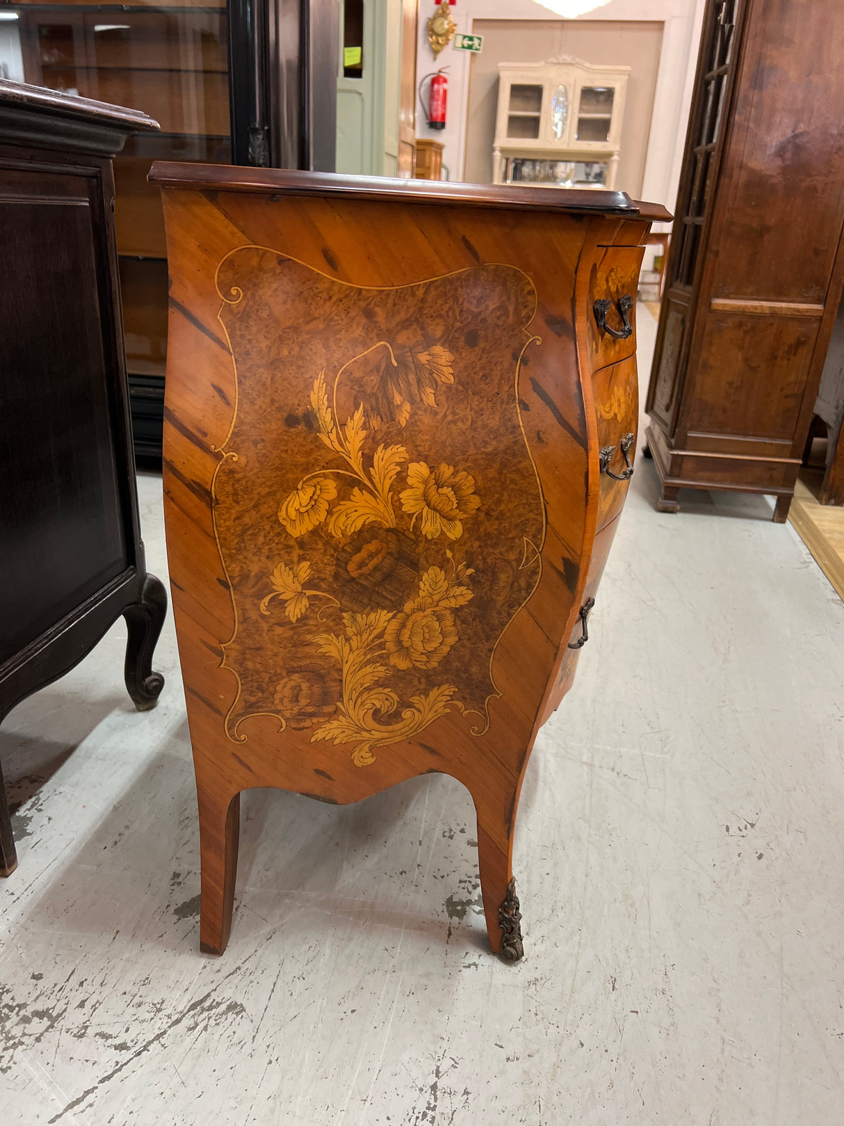 Mahalipasto L. 90cm, S. 42cm ja K. 81cm.