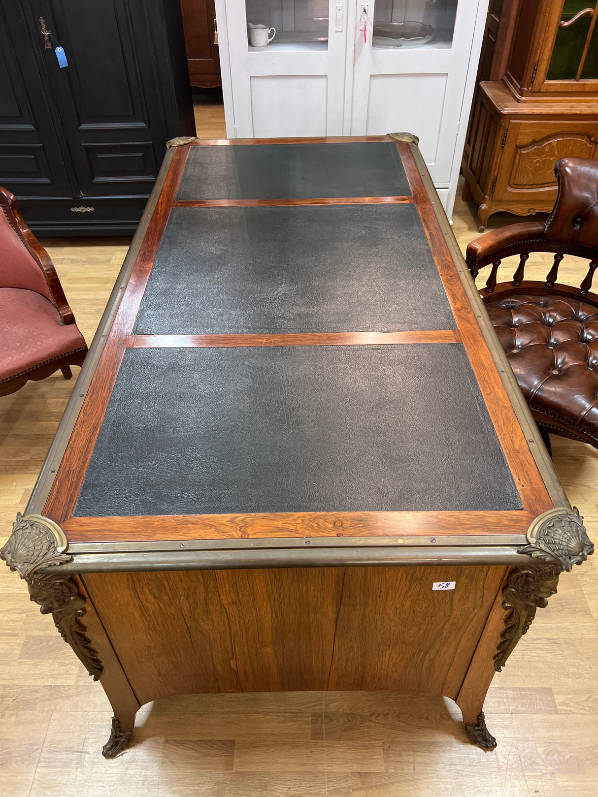 Upea ranskalainen toimiston kokonaisuus. Kirjoituspöytä, johtajan tuoli, asiakas tuoli x2 ja kirjakaappi😍