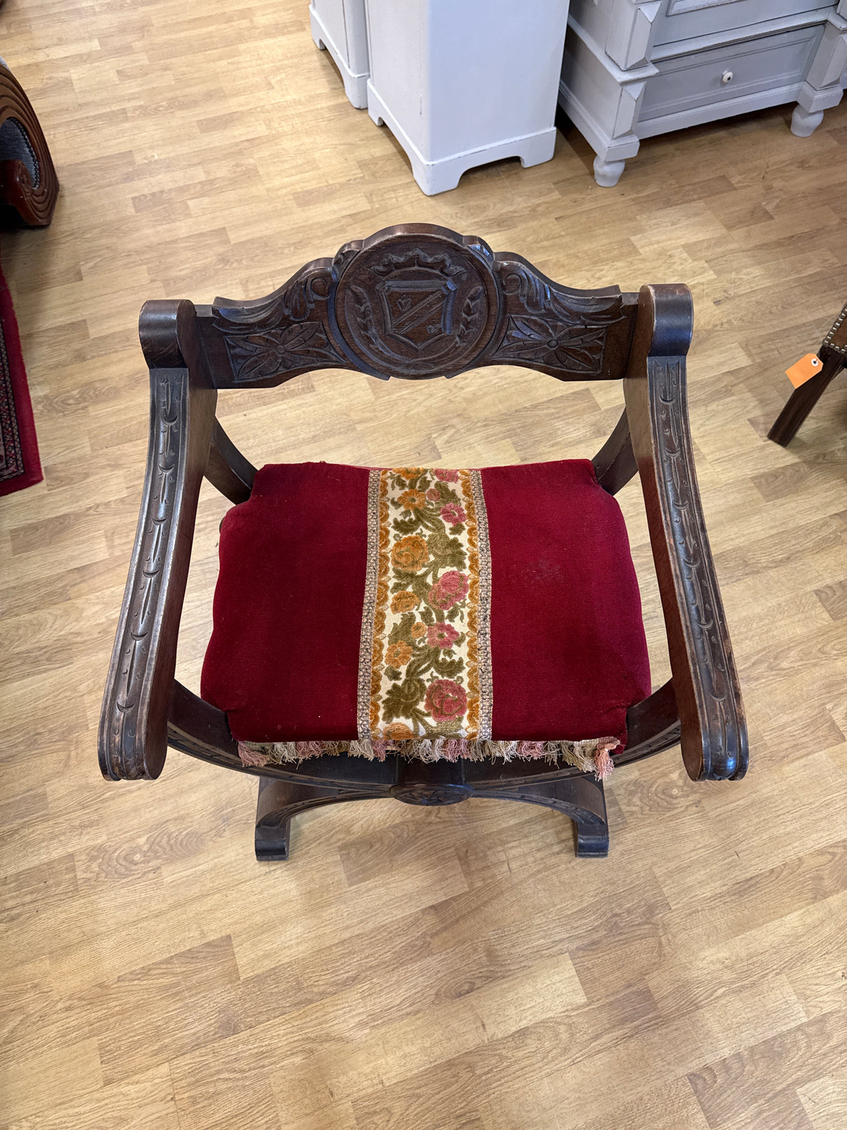 Upea karmituoli L.58cm, S.53cm, K.74cm