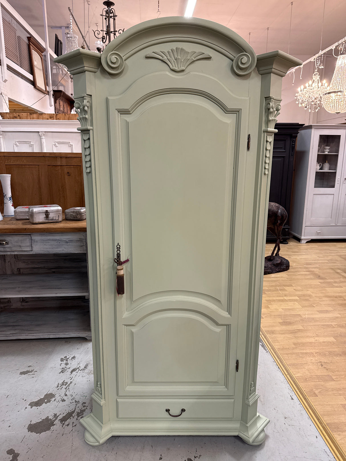 Italialainen vaatekaappi L. 102cm, S. 59cm ja K. 189,5cm.