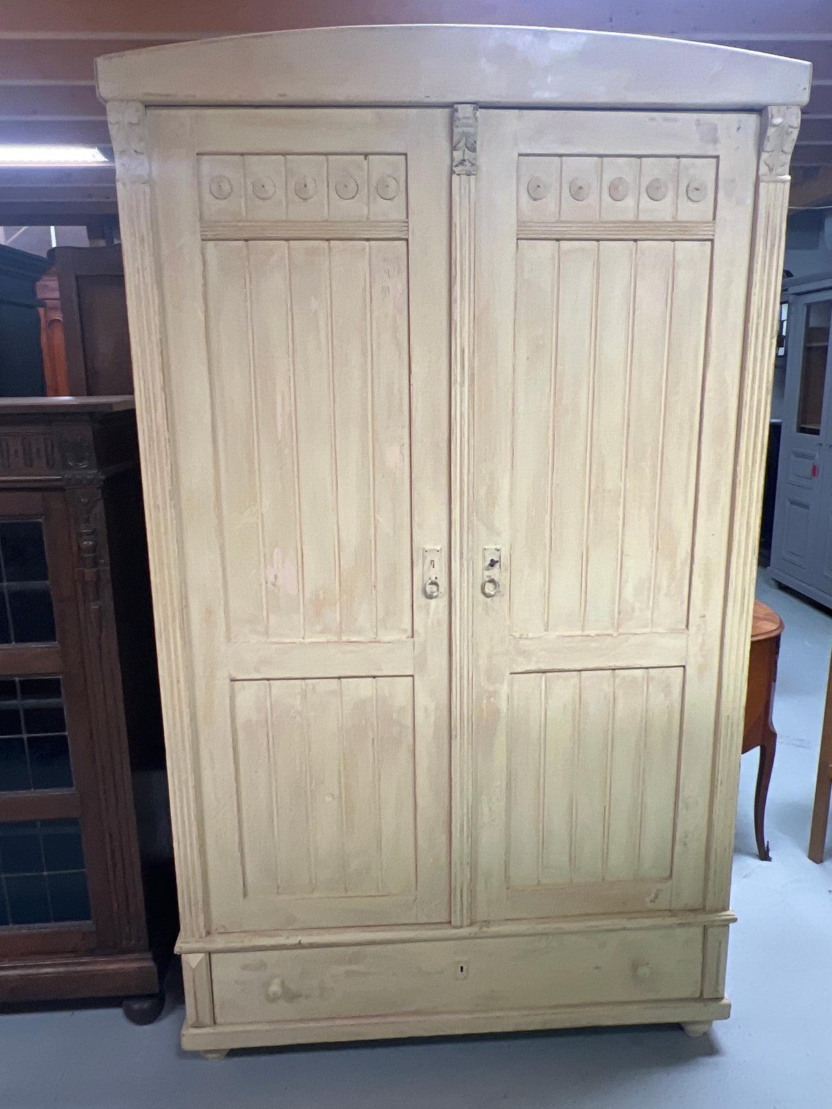 Kellertävä vaatekaappi 1910-luvulta L. 113,5cm, S. 53cm ja K. 194cm.