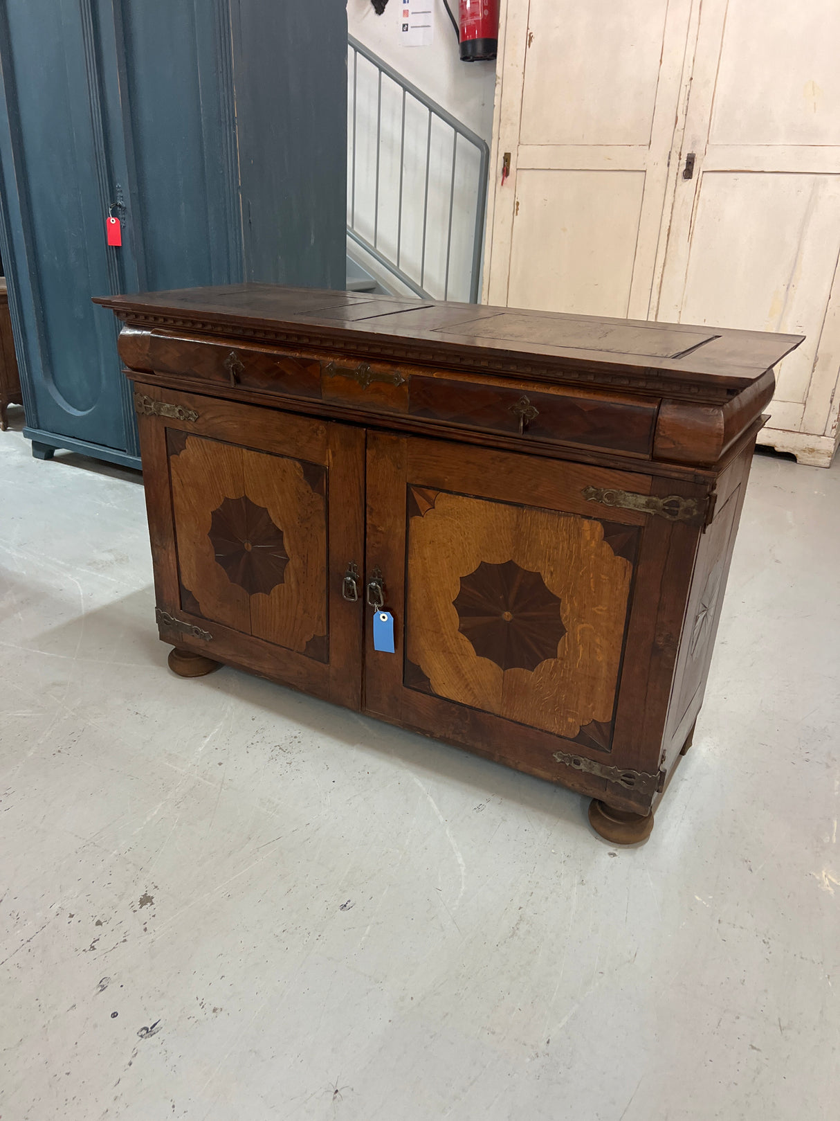 Beautiful small sideboard from the late 19th century. L. 114.5cm, D. 46cm and H. 78.5cm