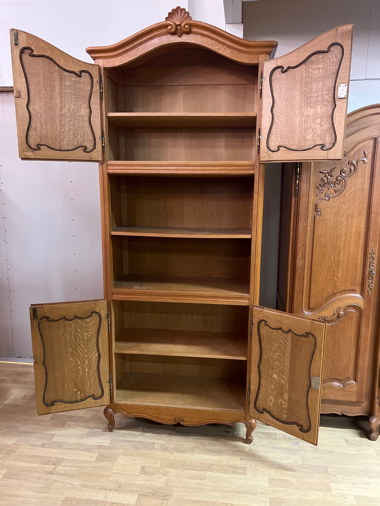 Rokokoo hyllykaappi L.97cm, S. 44cm ja K. 236cm