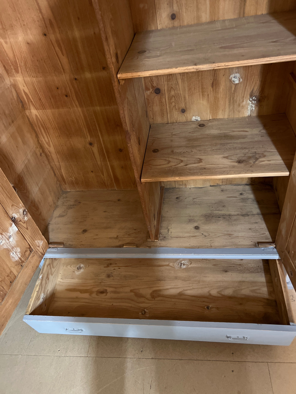 Vaaleanharmaa vaatekaappi