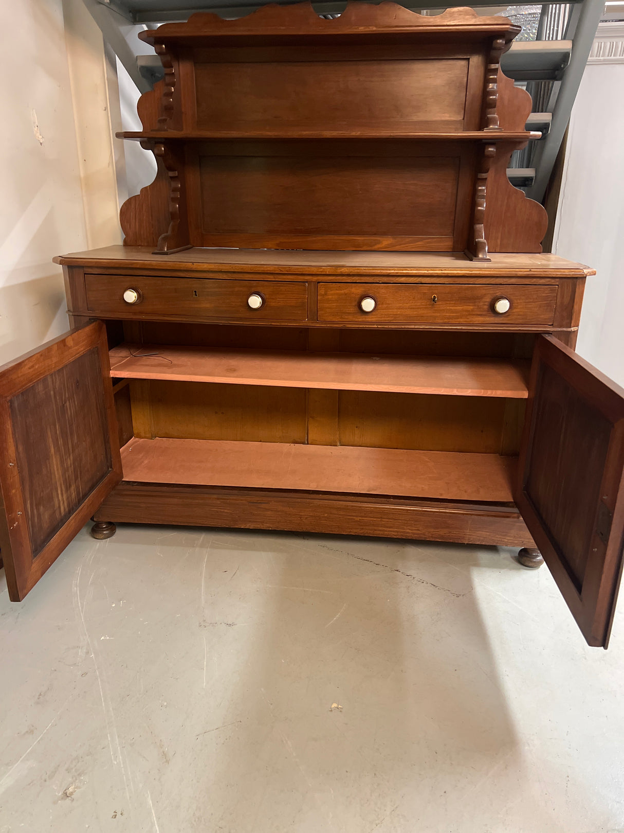 Mahonkinen senkki L. 167cm, S. 50,5cm ja K. 178,5cm.