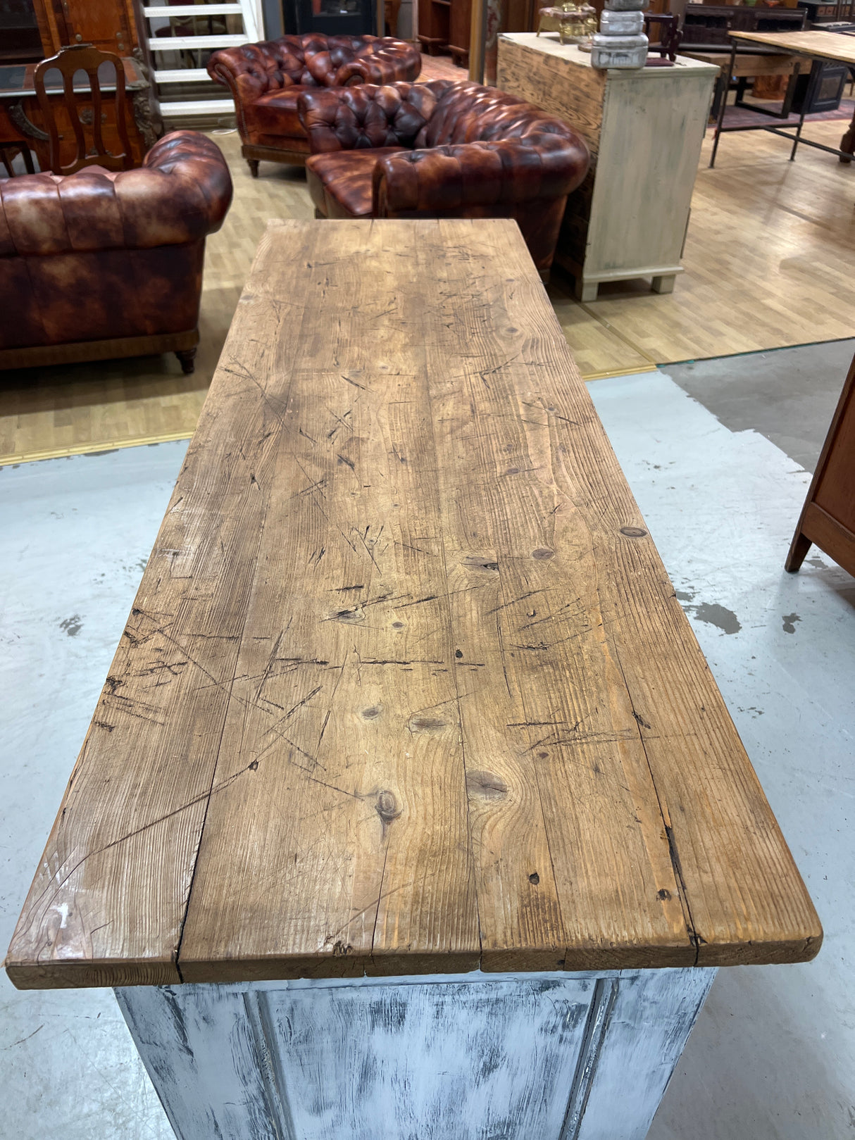 Saareke/senkki/myyntitiski L. 188,5cm, S. 60,5cm ja K. 91,5cm