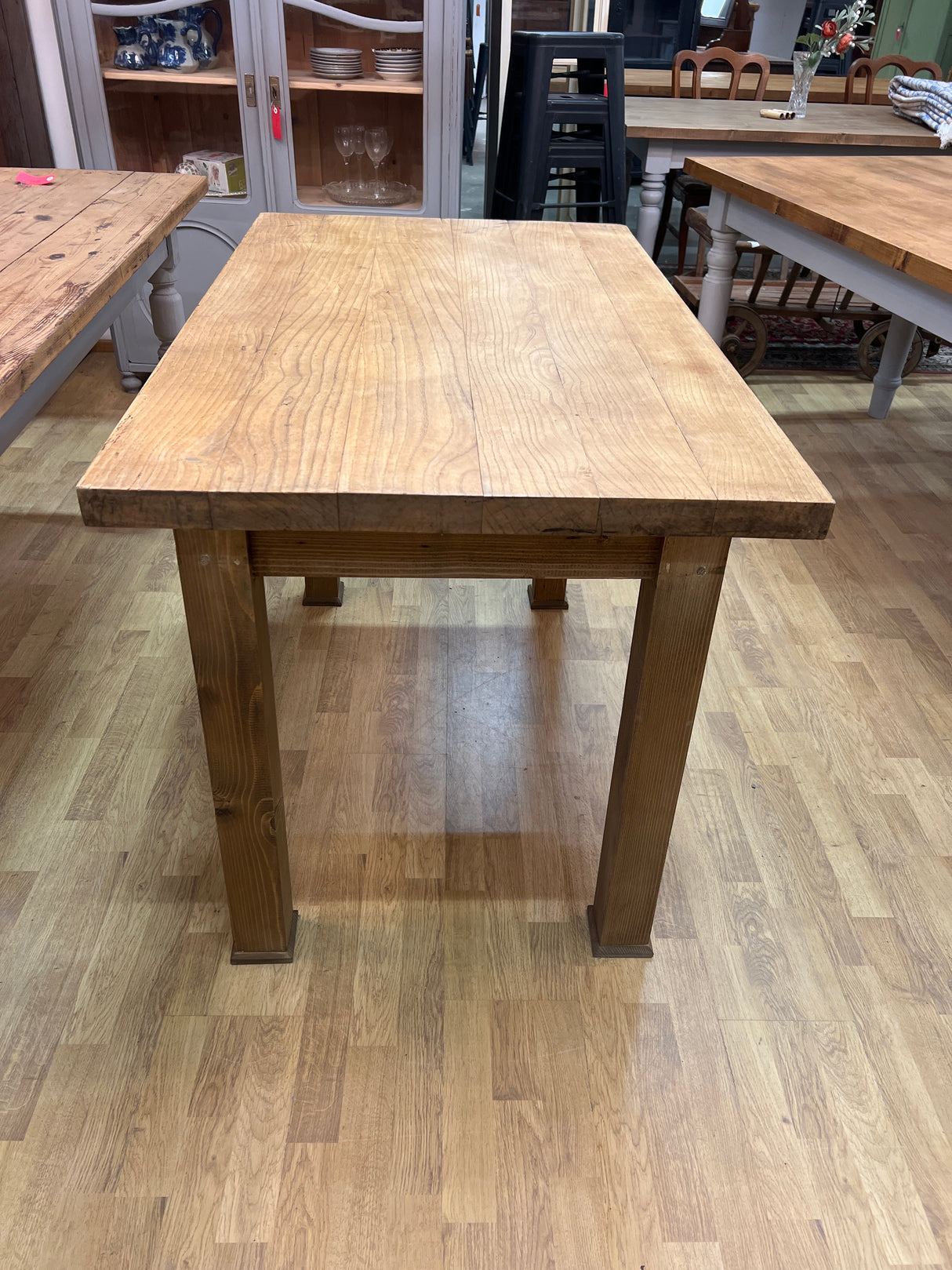 Ruokapöytä Pit. 122cm, Lev. 71,5cm ja K. 80cm.