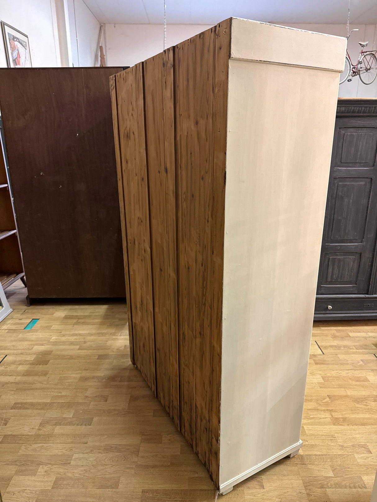Vaalea vaatekaappi L.117cm, S.50cm,K.188.5cm