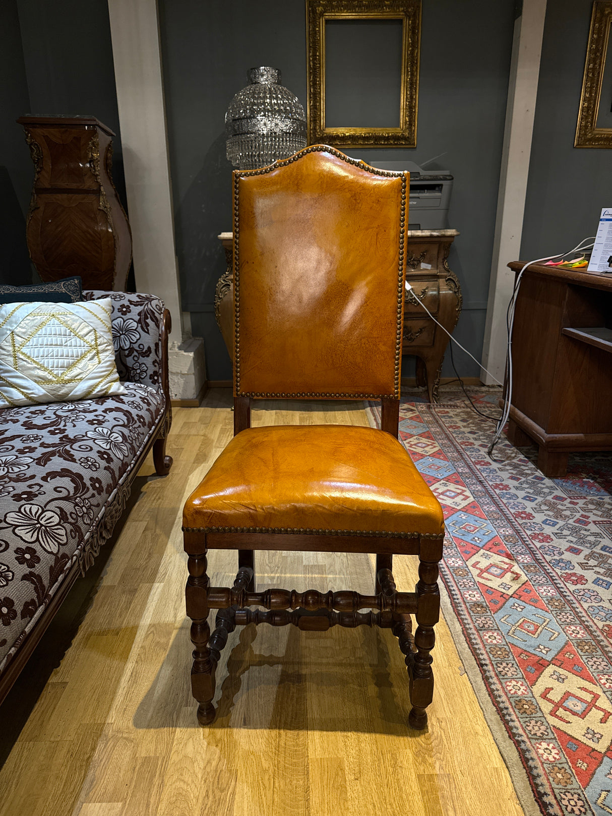 Kaunis ympäriverhoiltu tuoli