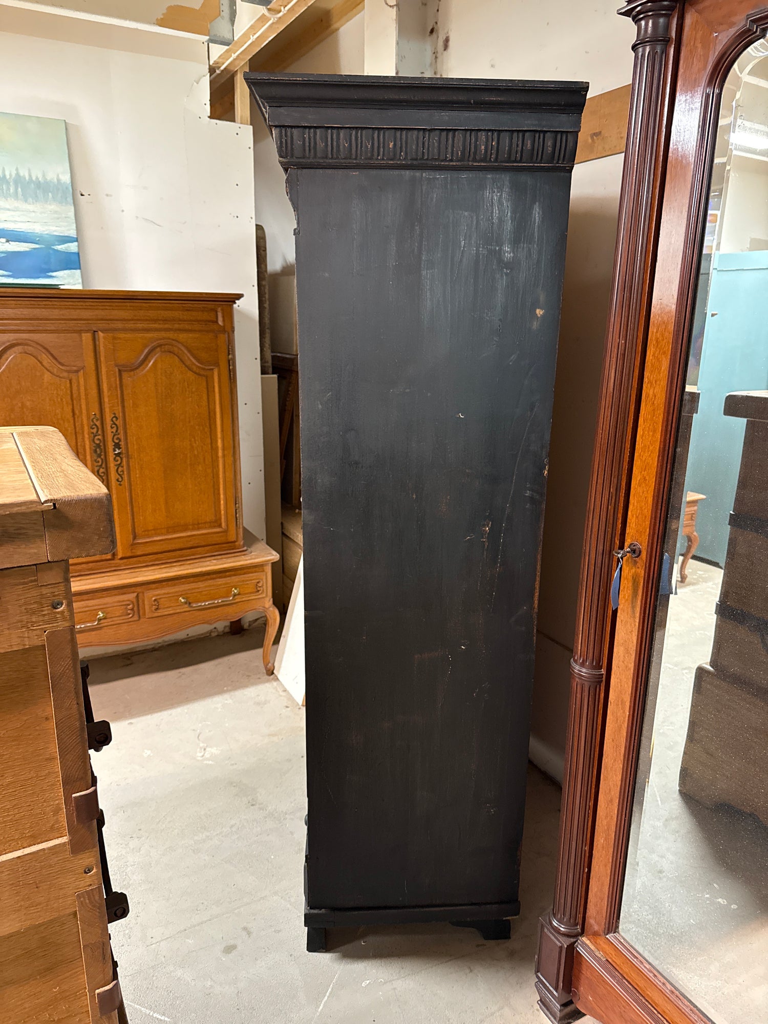 Upea musta vitriinikaappi L.124.5cm, S.58cm, K.186.5cm