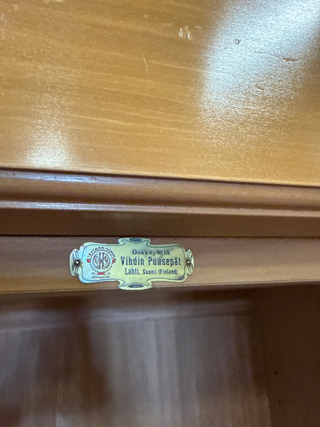 Kotimainen kapea vaatekaappi L.77cm, S.55cm, K.204.5cm