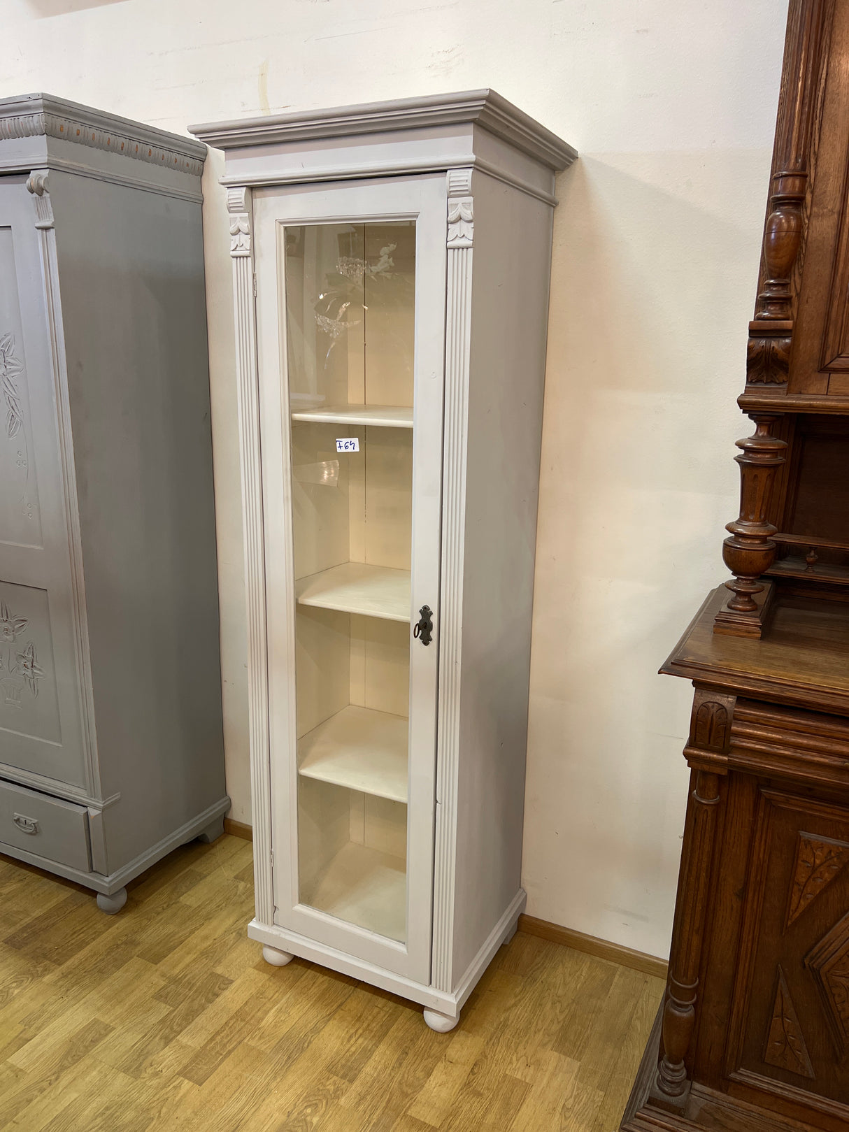 Pillar display case
