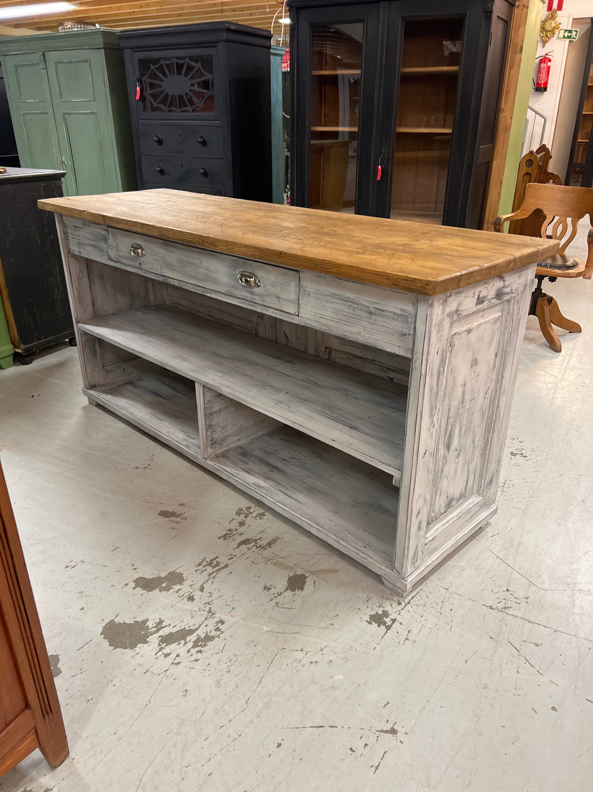 Saareke/senkki/myyntitiski L. 188,5cm, S. 60,5cm ja K. 91,5cm