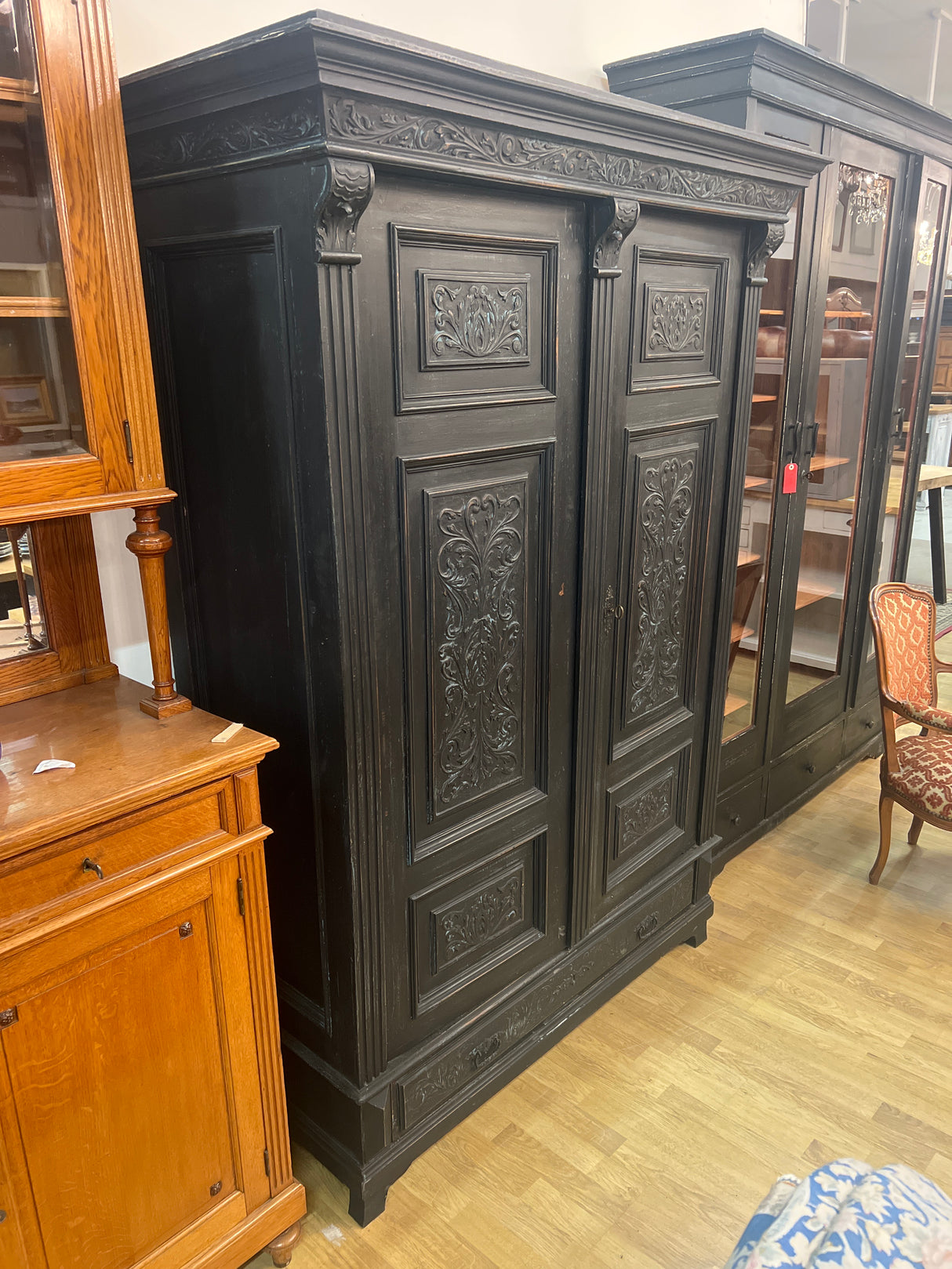 Upea musta vaatekaappi L 134,5cm, S. 60cm ja K. 192cm.