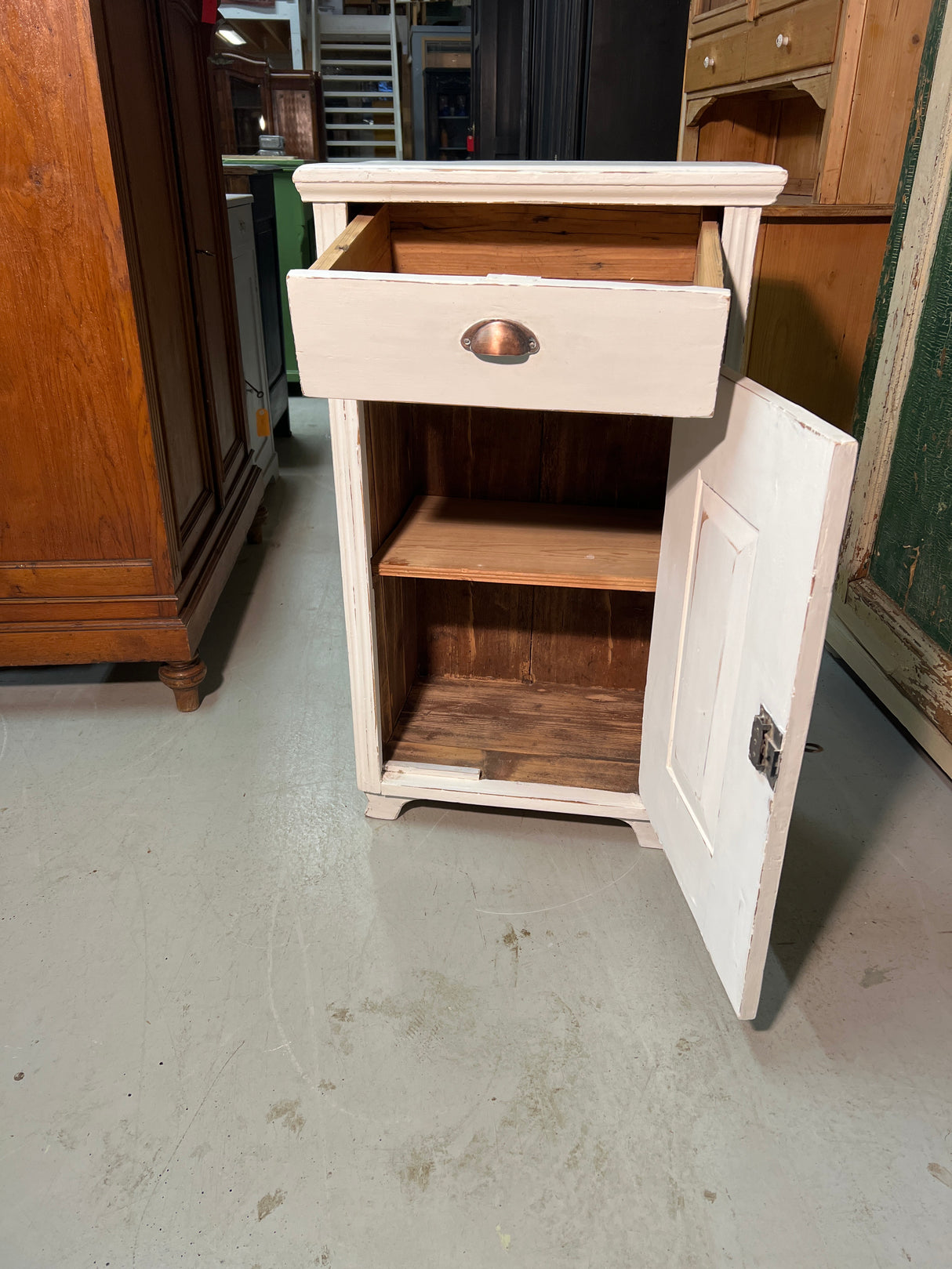 Kaunis valkoinen talonpoikais lipasto L. 56,5cm, S. 40cm ja K. 97cm.