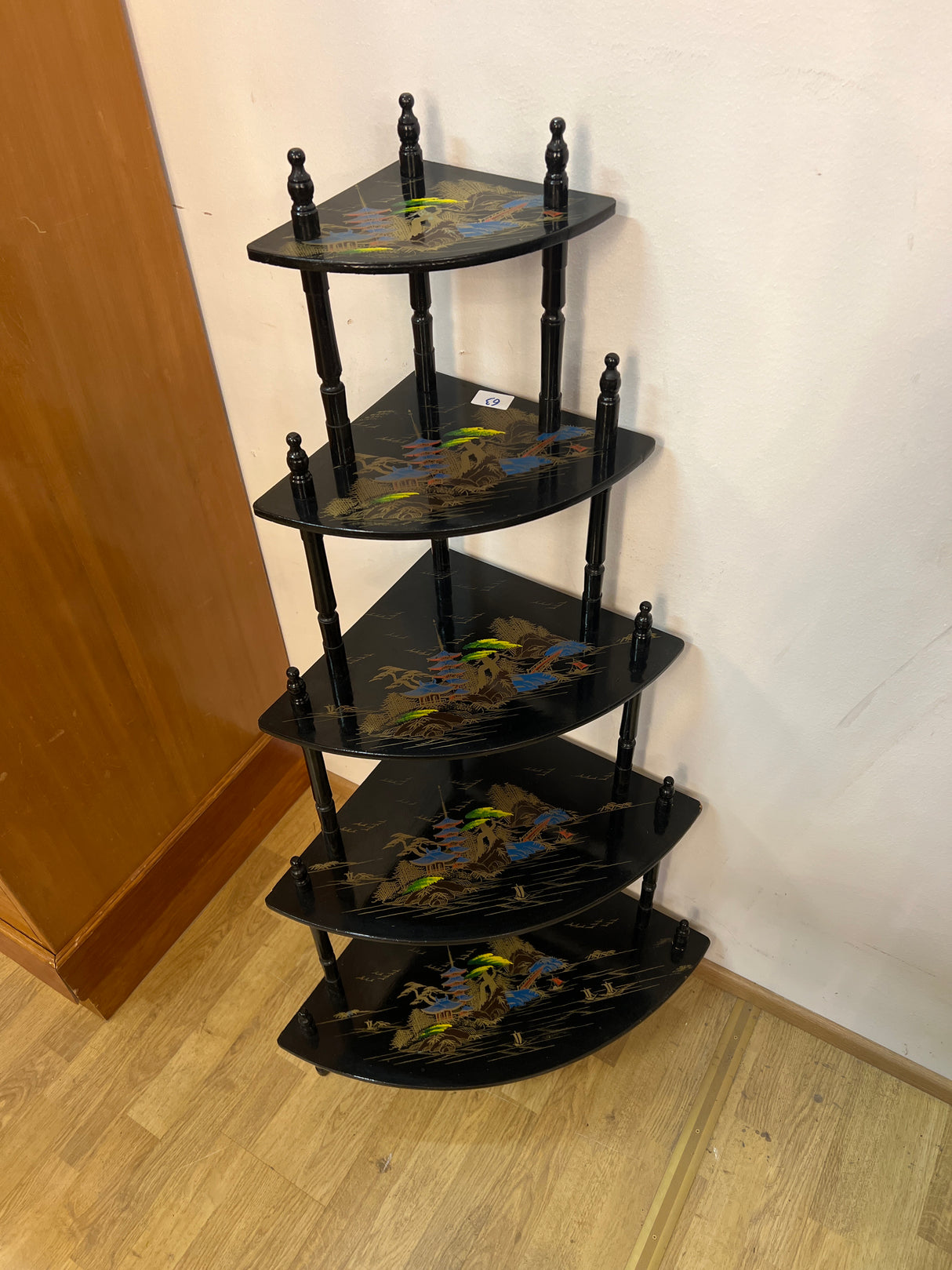 Kiinalainen kukkuhyllykkö K. 121cm, leveys ja syvyys 45cm