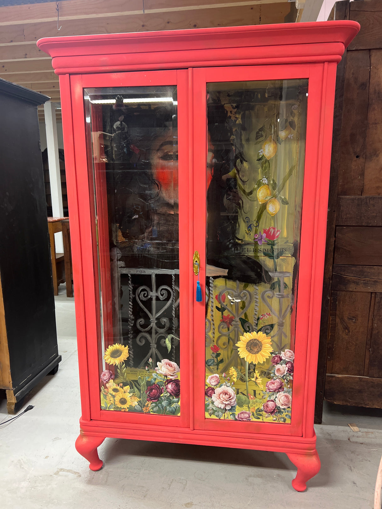 Upea vitriinikaappi L. 112cm, S. 46cm ja K. 179,5cm.