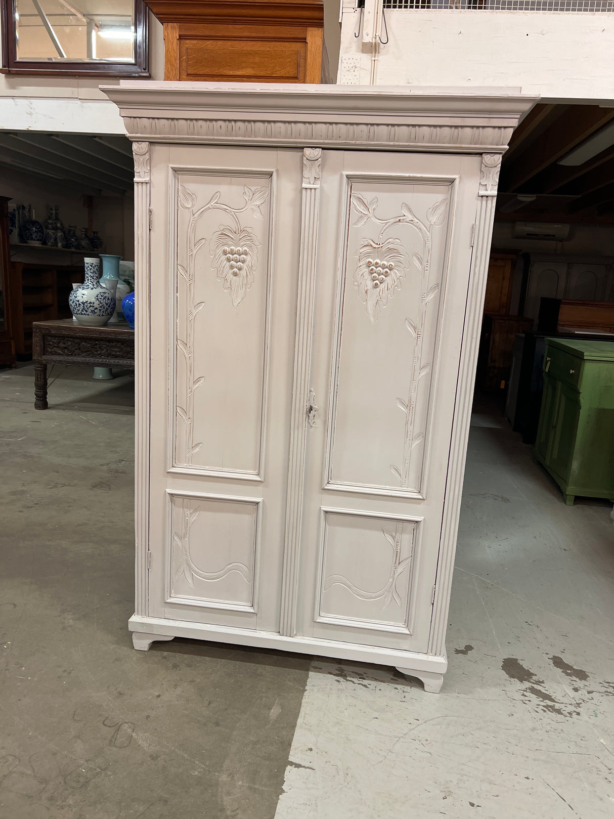 Kaunis helmen harmaa vaatekaappi L. 119cm, S. 52cm ja K. 183cm.