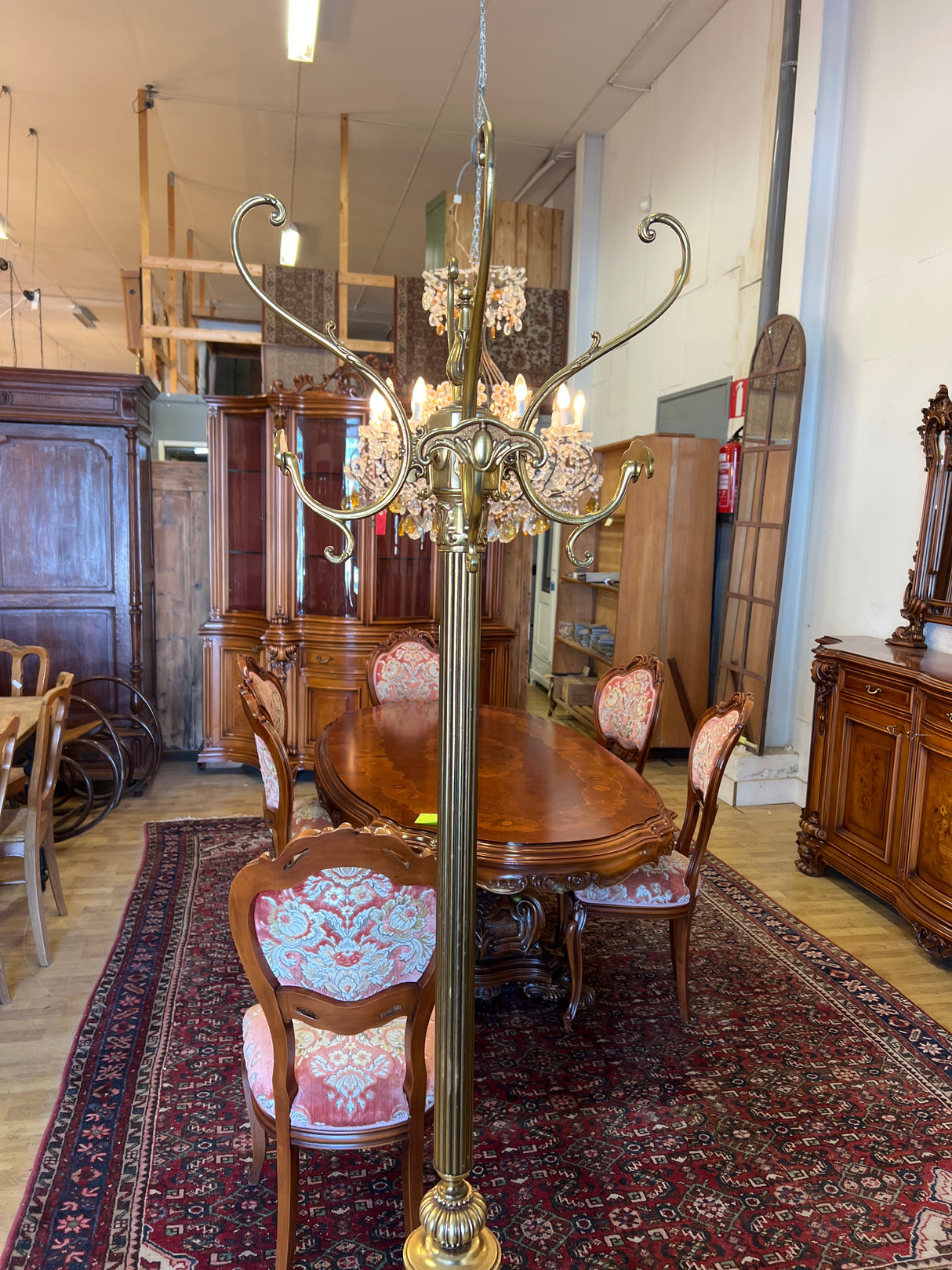 Pronssia, messinkiä ja marmoria oleva pystynaulakko K. 185cm