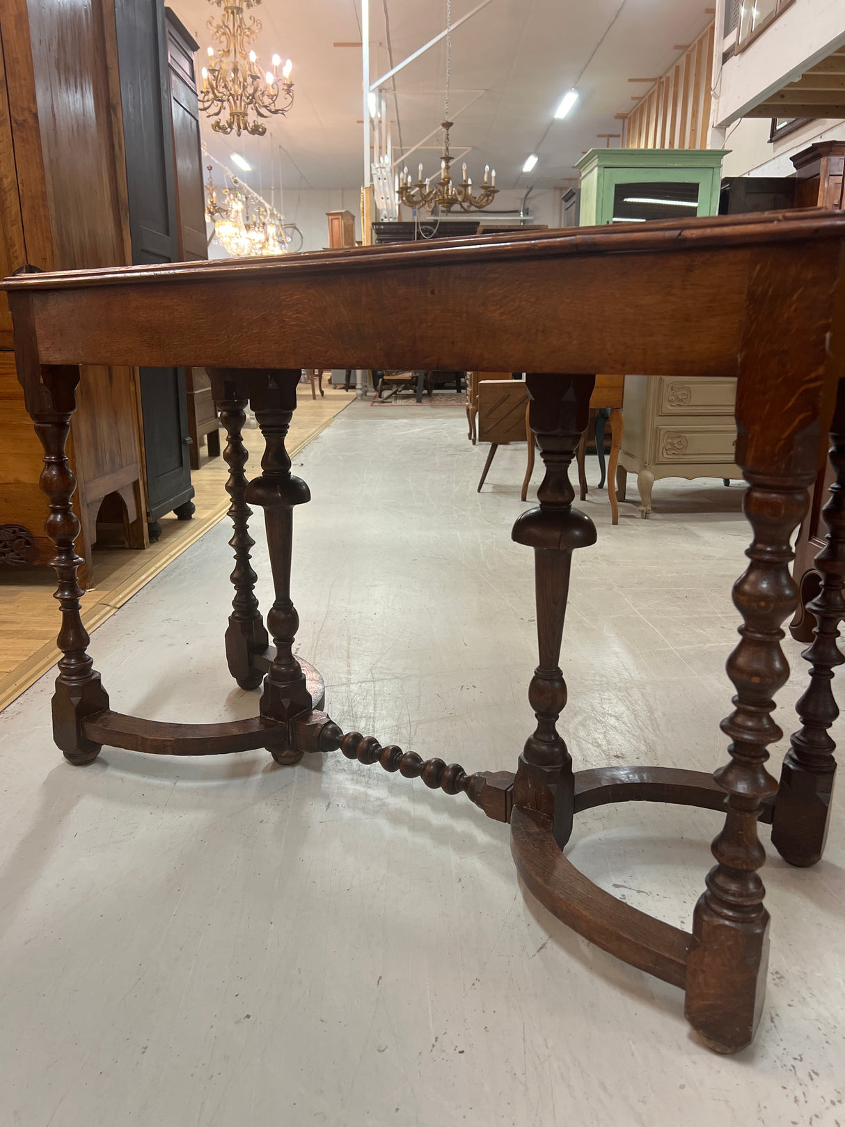 Kierrebarokki siivupöytä L. 112cm, S. 43,5cm ja K. 76cm.