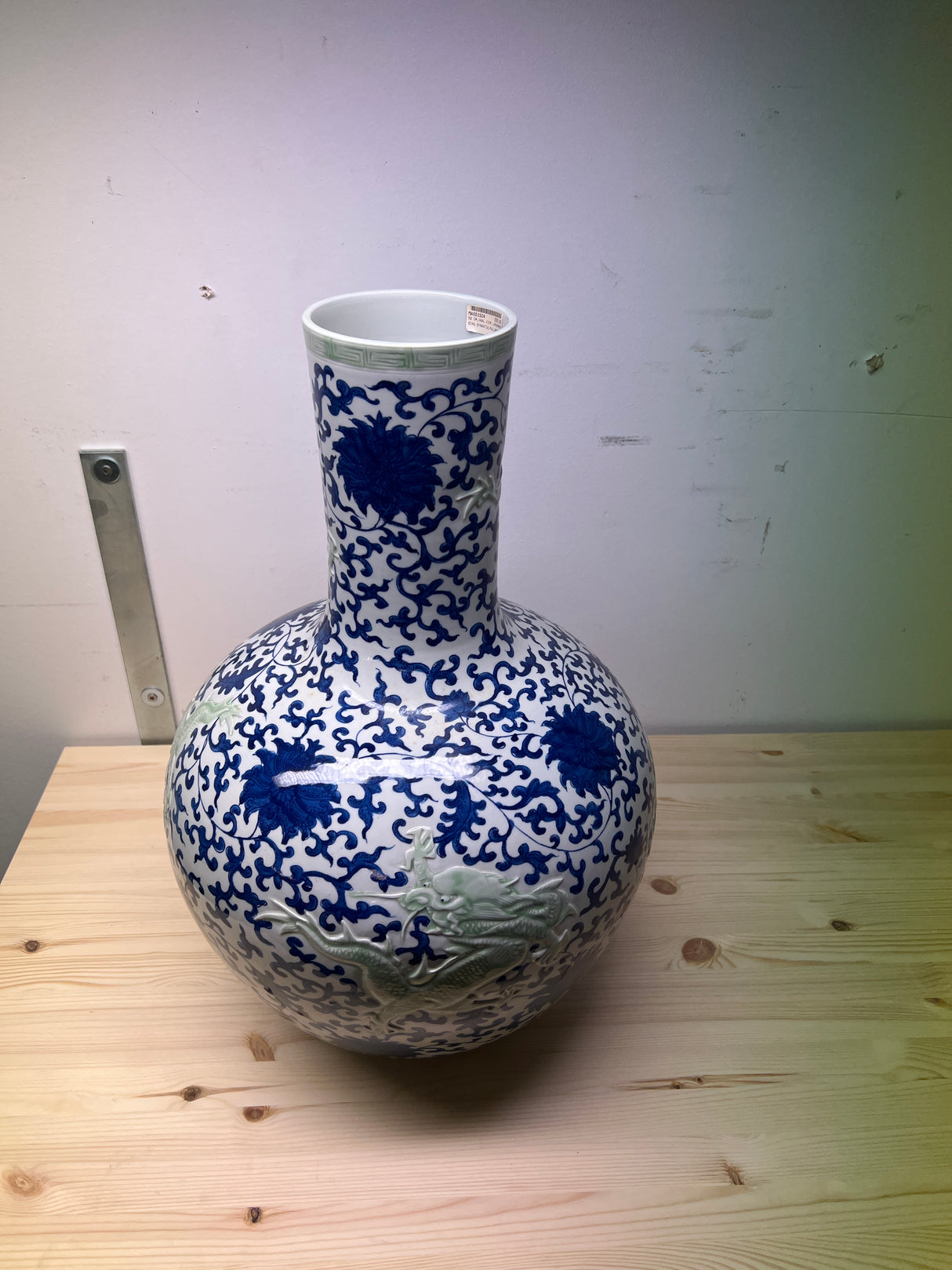 Todella upea käsinmaalattu, pullomalli 52cm korkea ja 35cm halk.