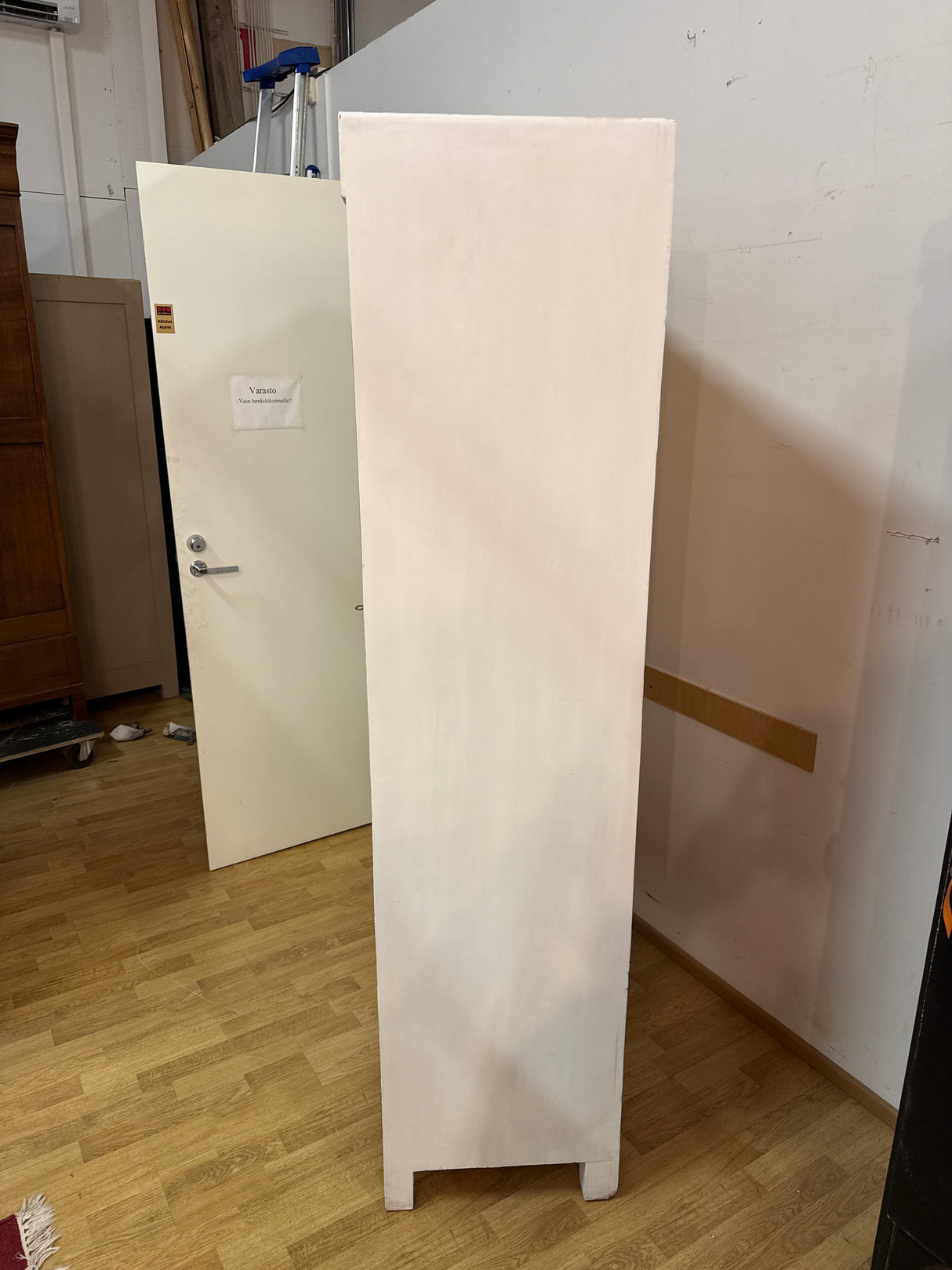 Upea valkoinen vaatekaappi L.117cm, S.45.5cm, K.198cm