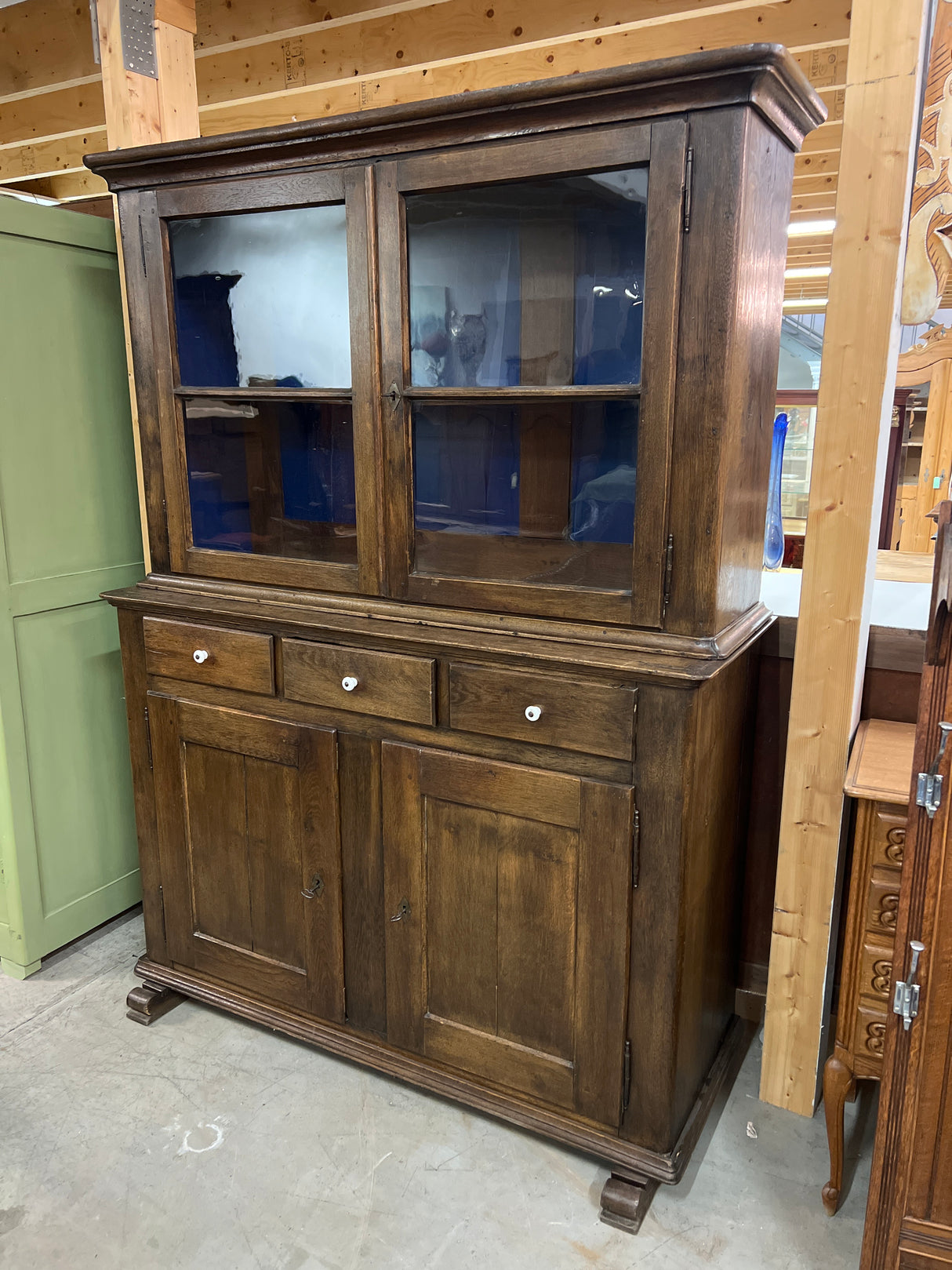 Astiakaappi L.140cm, S.51cm ja K. 195cm.