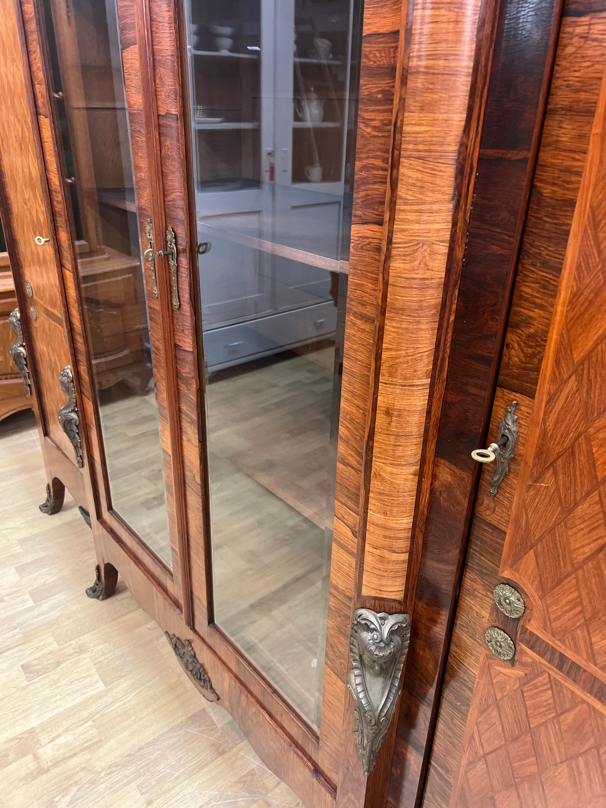 Upea ranskalainen toimiston kokonaisuus. Kirjoituspöytä, johtajan tuoli, asiakas tuoli x2 ja kirjakaappi😍