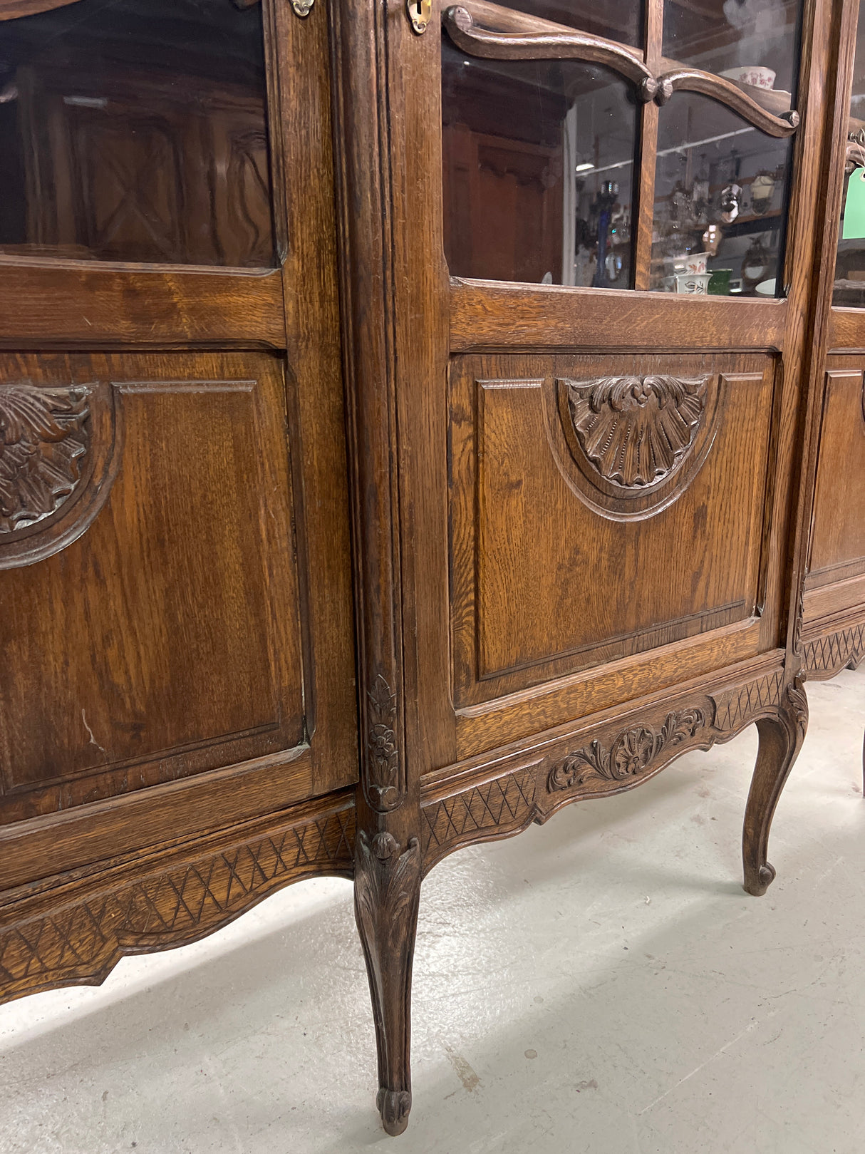 Rokokoo kirja/astiakaappi L. 155cm, S.47cm ja K. 179cm