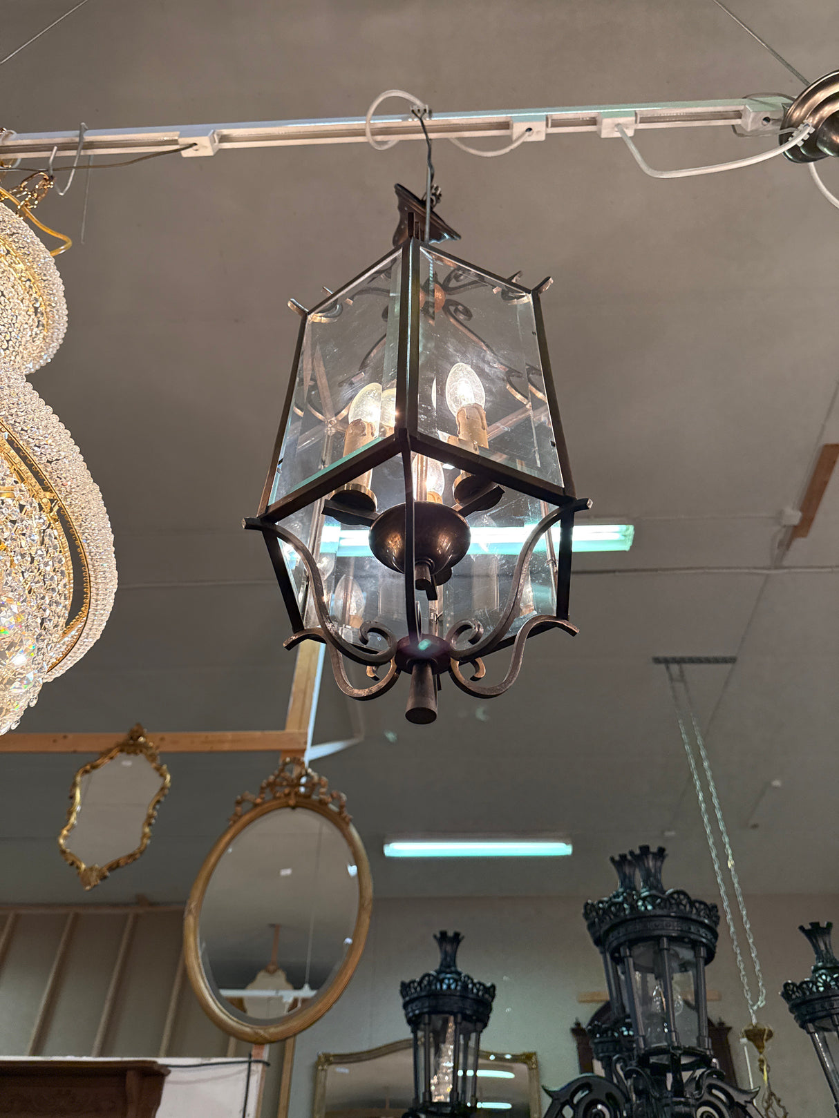 Upea aulakruunu fasettihiotuin lasein