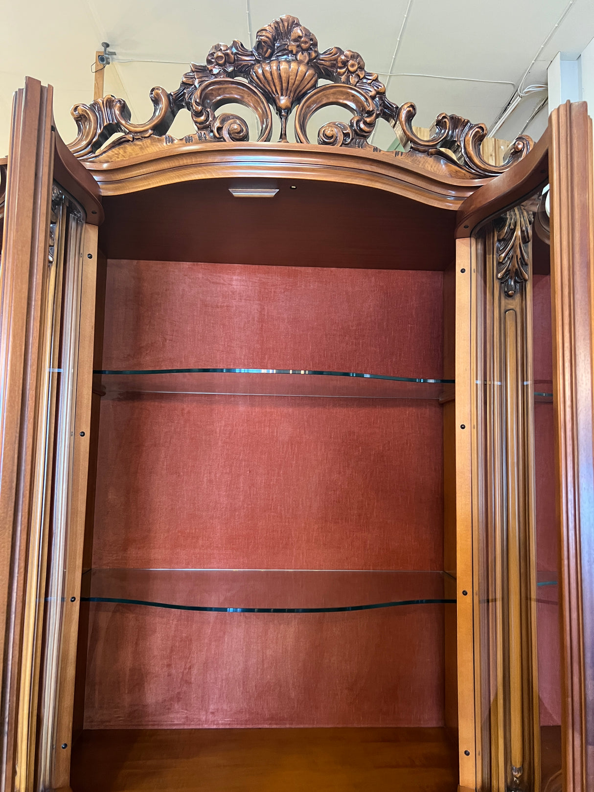 Uskomattoman kaunis italialainen ruokasalikalustokokonaisuus. Pöytä + 6 tuolia, astiakaappi, senkki + peili.