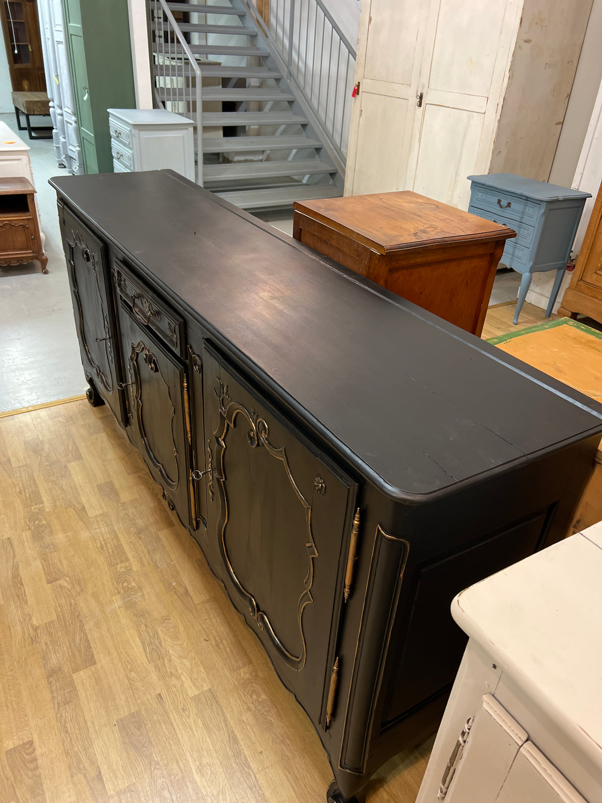 Tyrmäävän kaunis Rokokoo senkki. L. 213cm, S. 50,5cm ja K. 101cm.