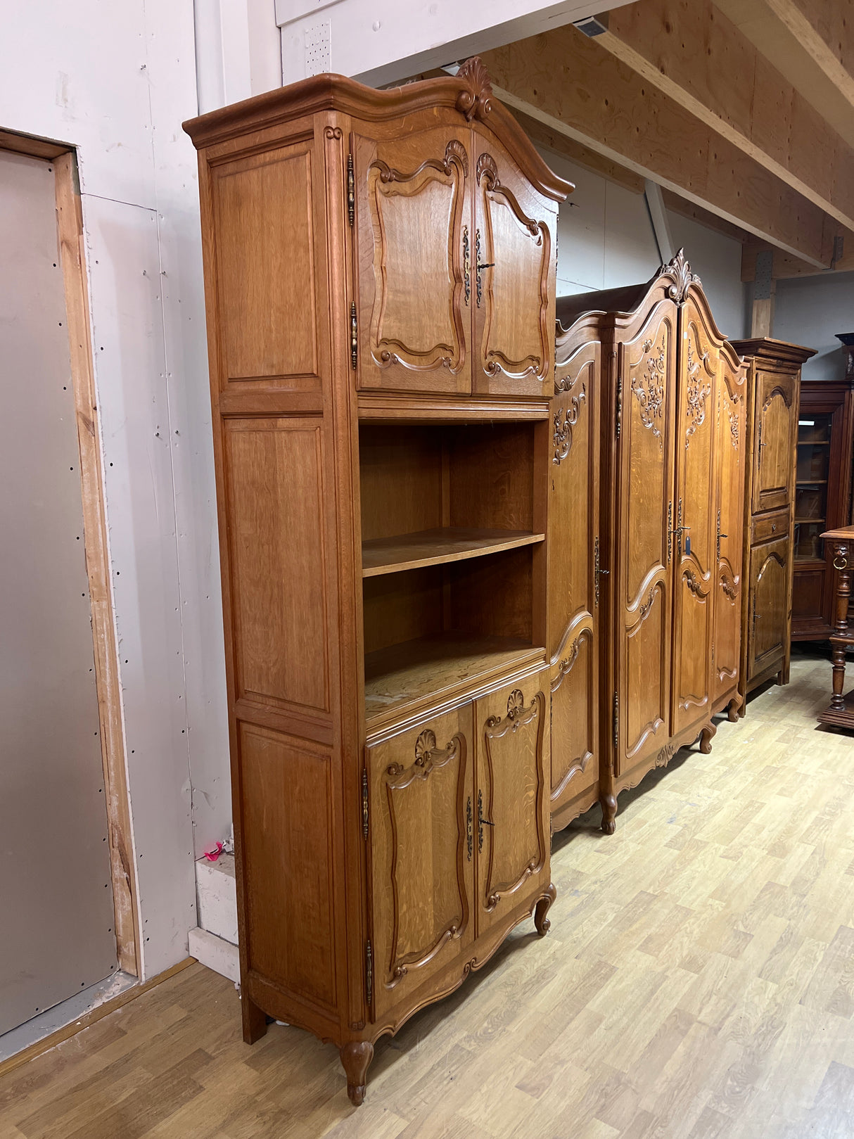 Rokokoo hyllykaappi L.97cm, S. 44cm ja K. 236cm