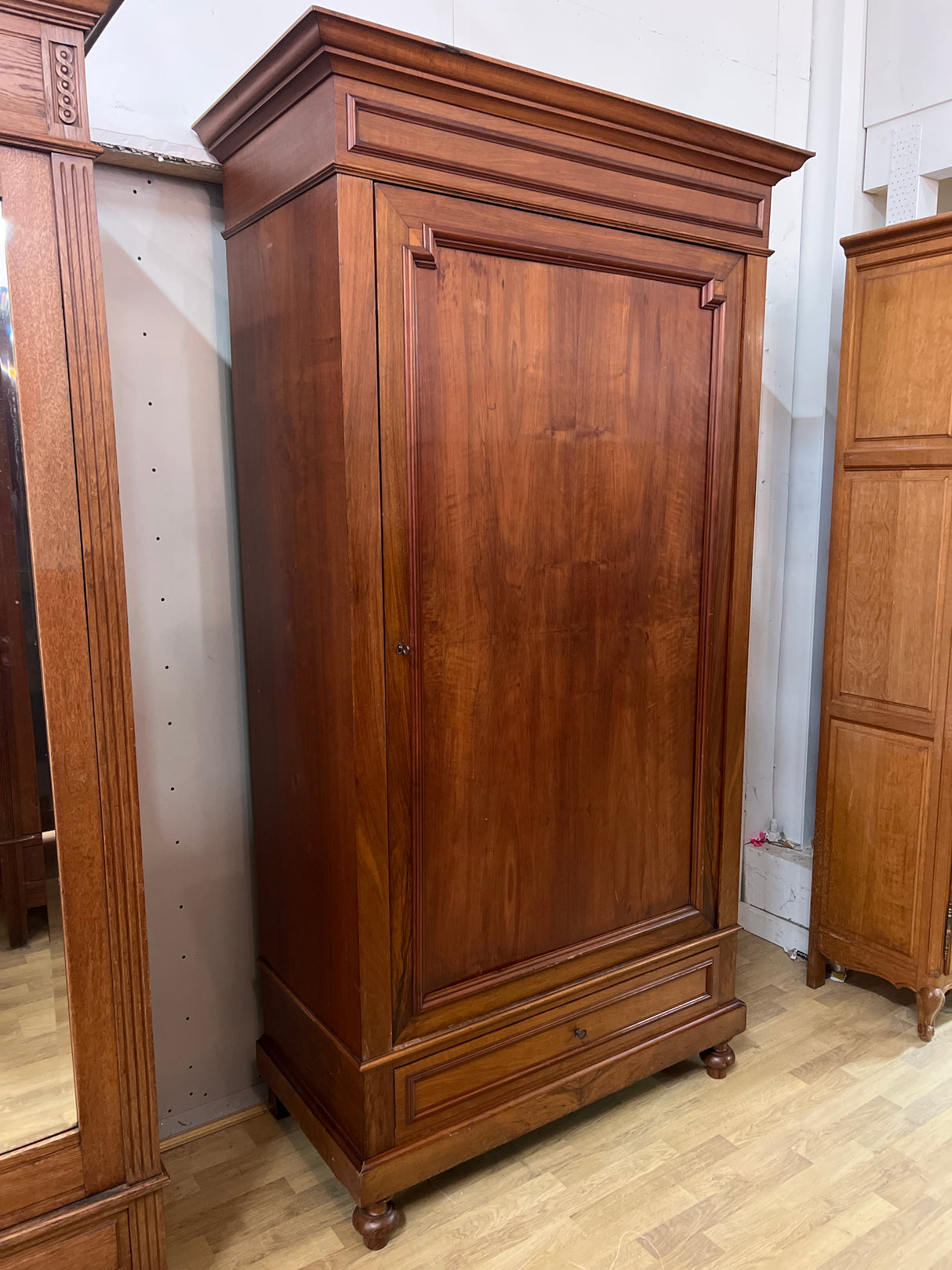 Kaunis yksiovinen mahonki vaatekaappi L. 122cm, S. 60cm ja K. 228cm.