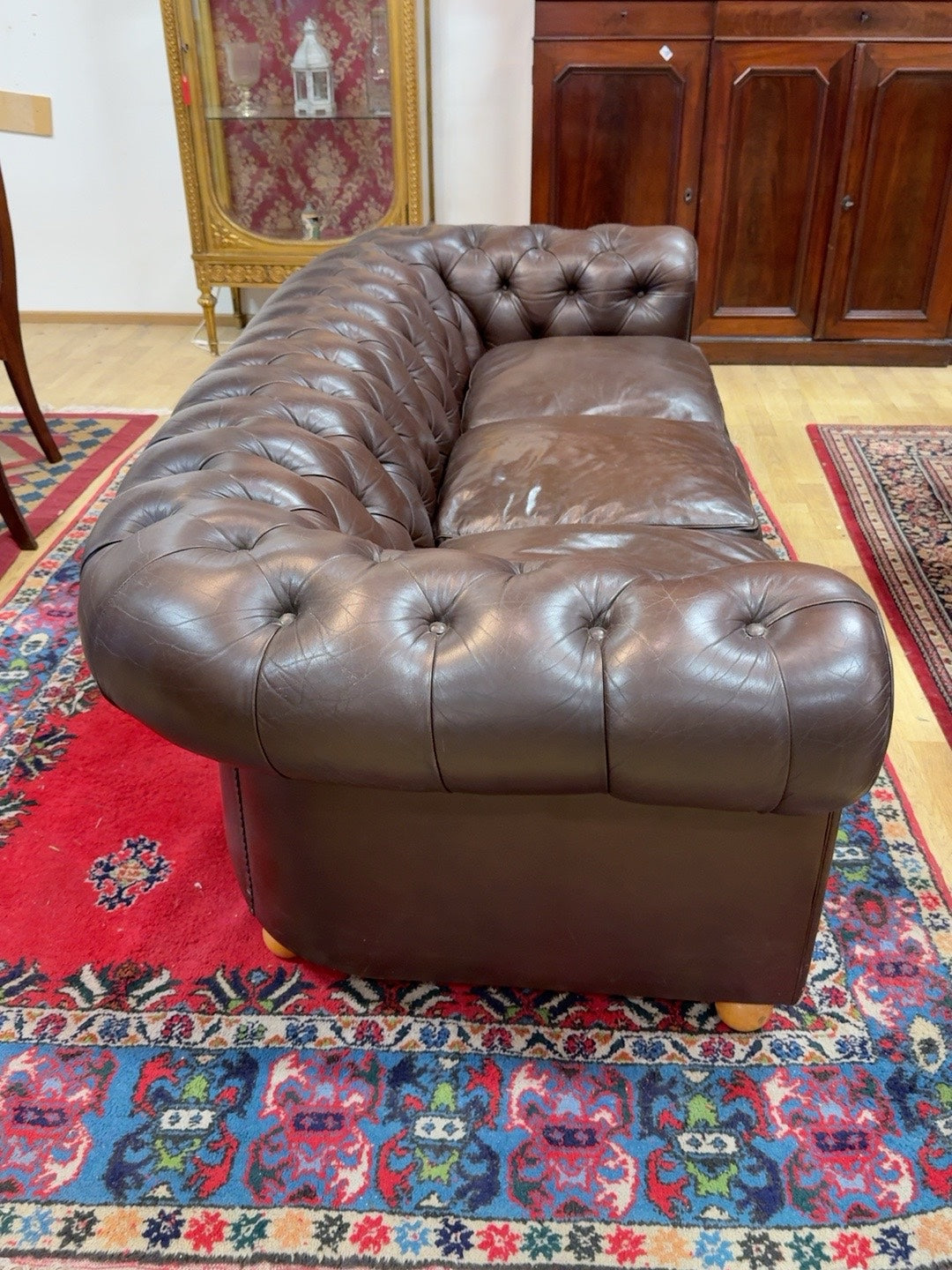 Chesterfield-sohvan pääty ja nahkaverhoilu
