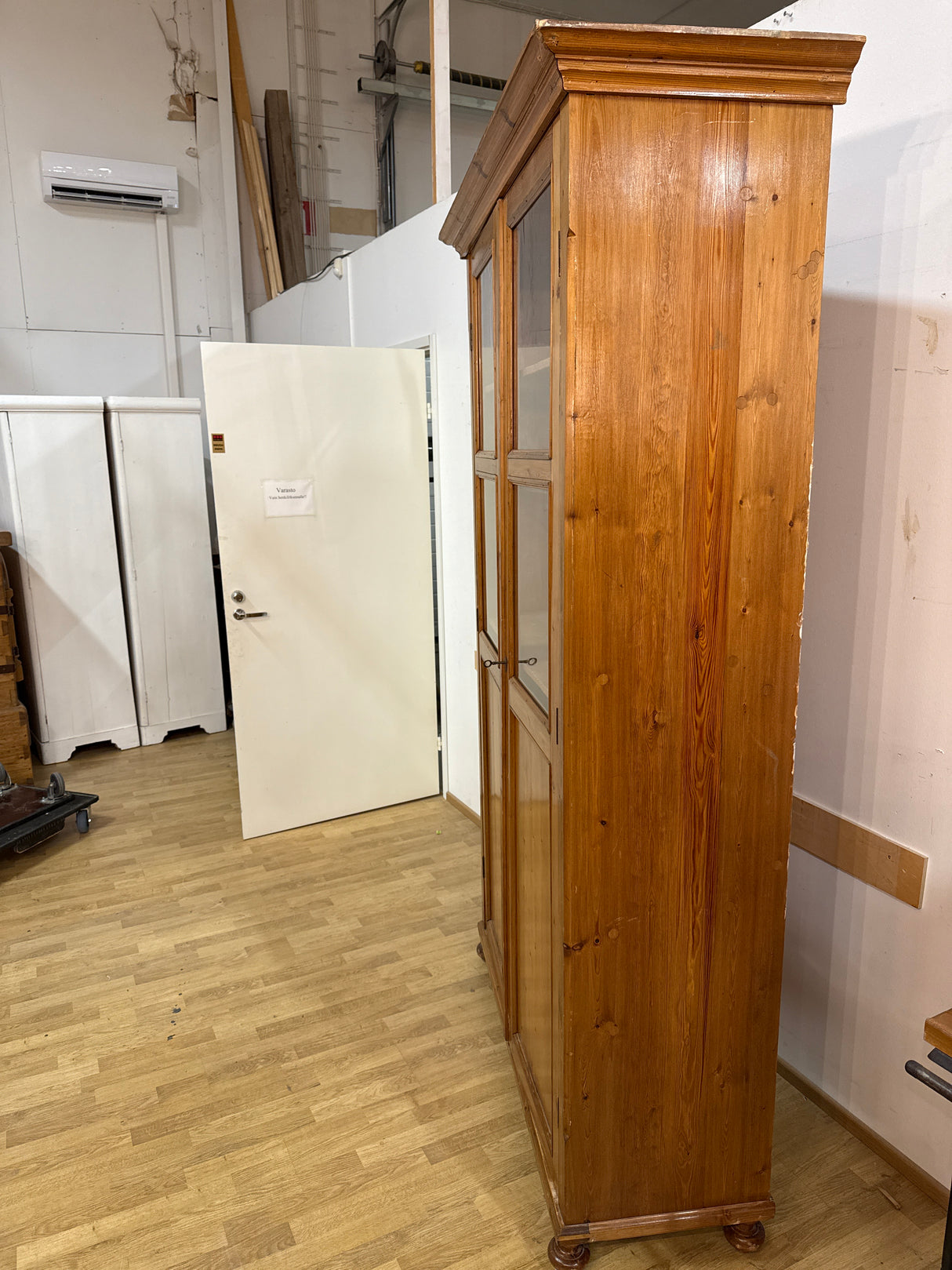 Huikea talonpoikaisvitriini L.132cm, S.51.5cm, K.225cm