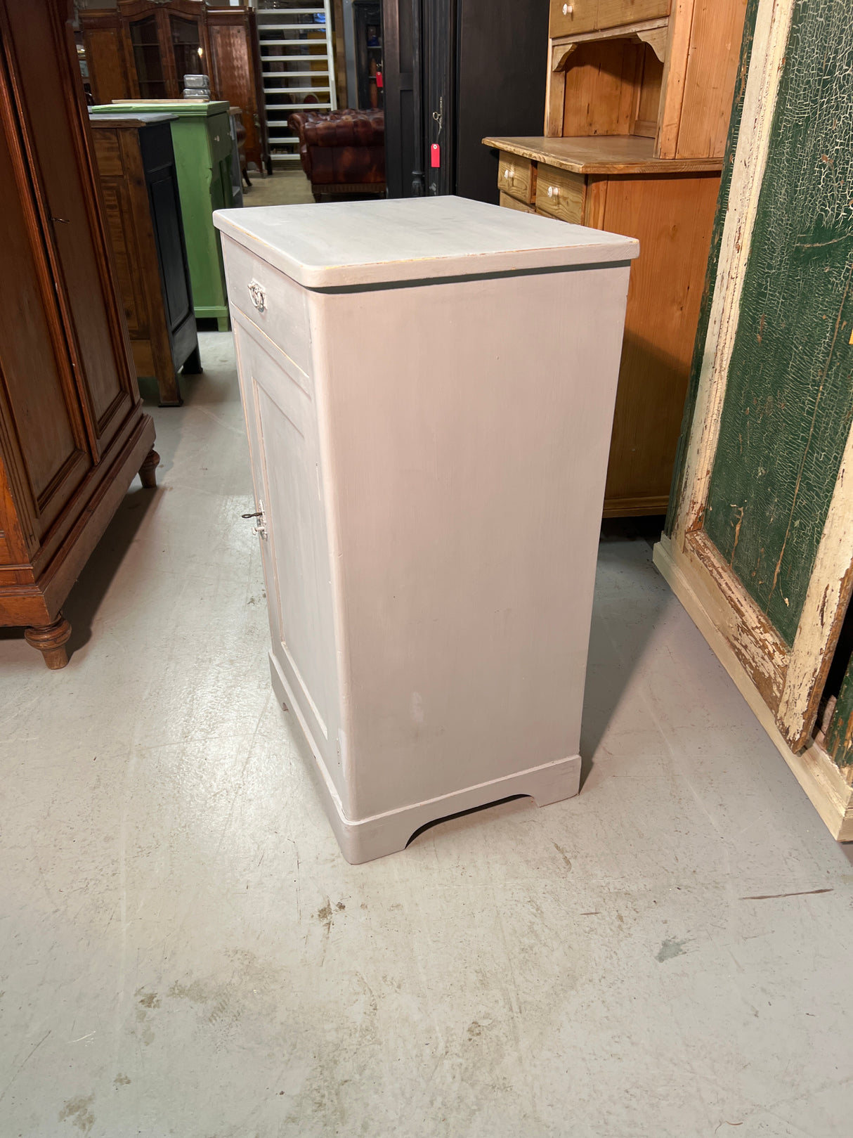 Pieni talonpoikais lipasto L. 45cm, S. 40,5cm ja K. 88cm.