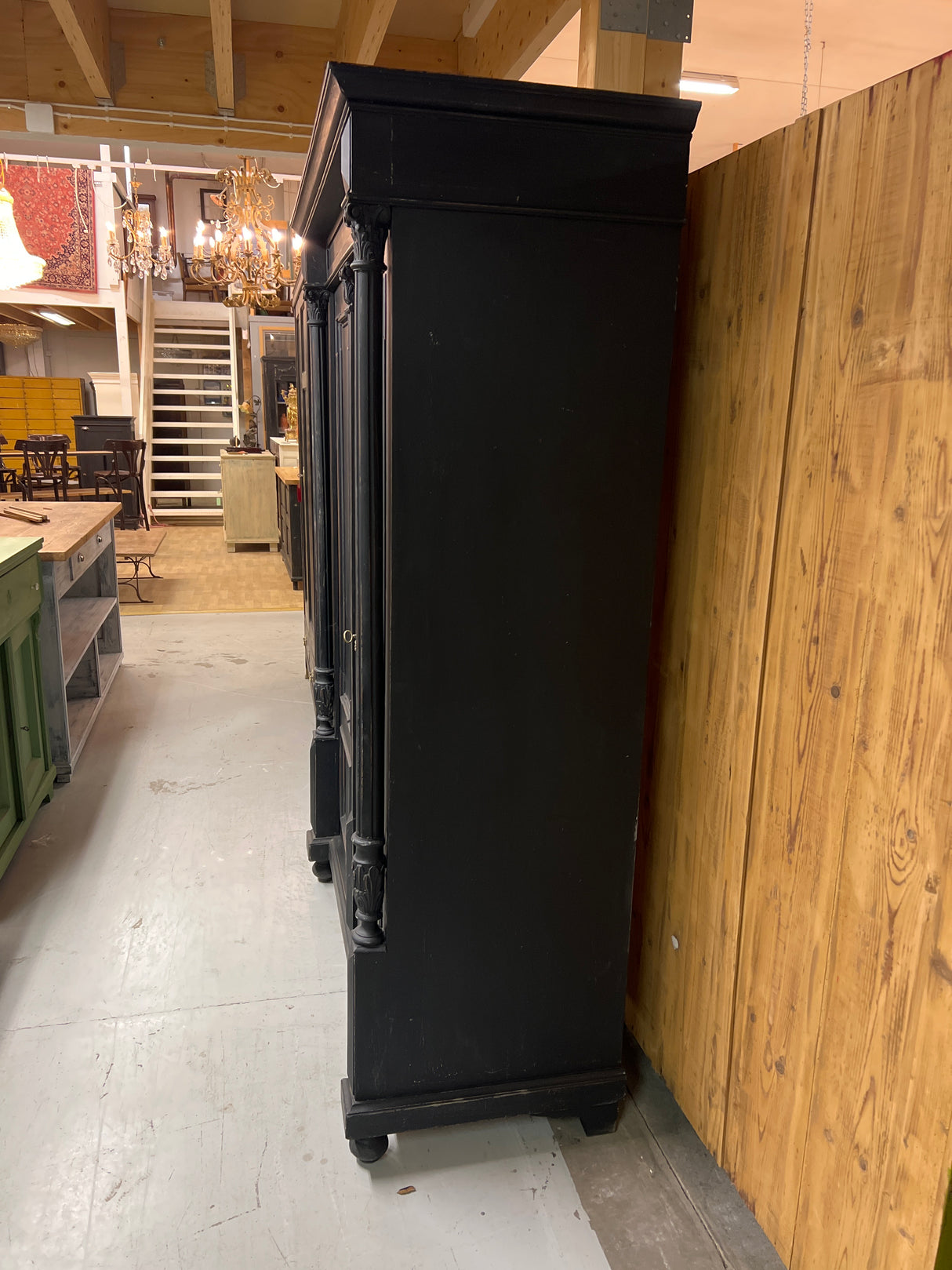 Upea musta vaatekaappi L. 131cm, S. 58cm ja K. 192,5cm