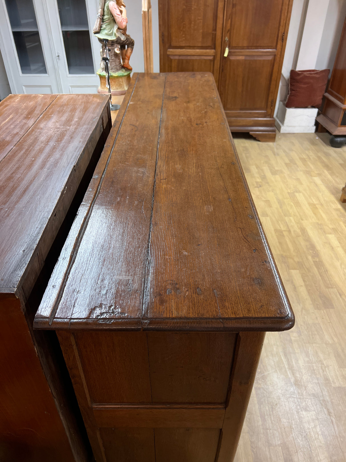 Tamminen senkki 1800-luvun lopulta L. 193cm, S. 48,5cm ja K. 114cm