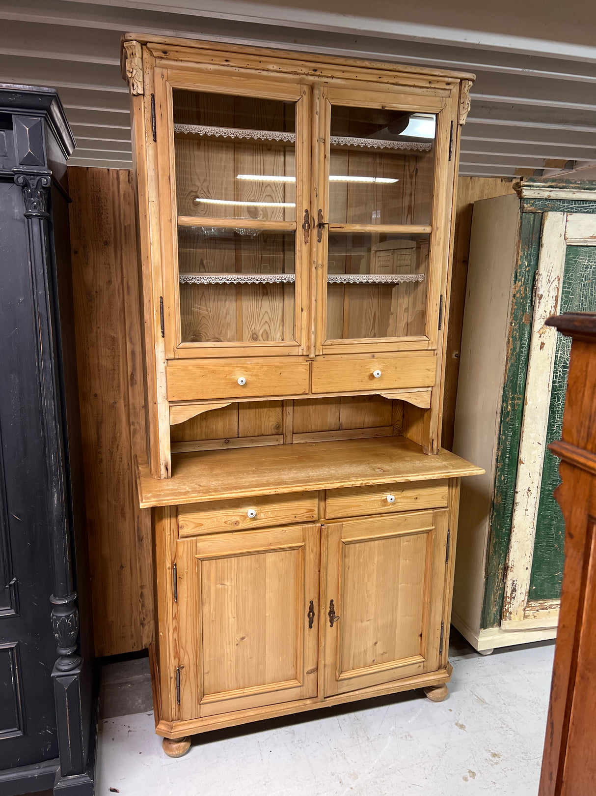 Talonpoikais astiakaappi L. 113cm, S. 50cm ja K. 215cm