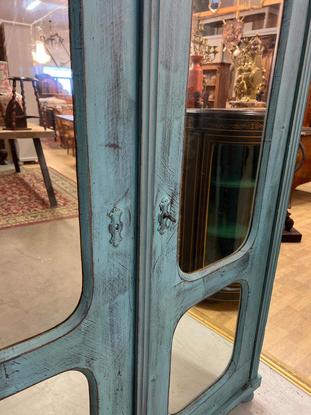 Hieno patinoitunut vaatekaappi peili ovilla. L. 121cm, S. 50cm ja K. 168,5cm