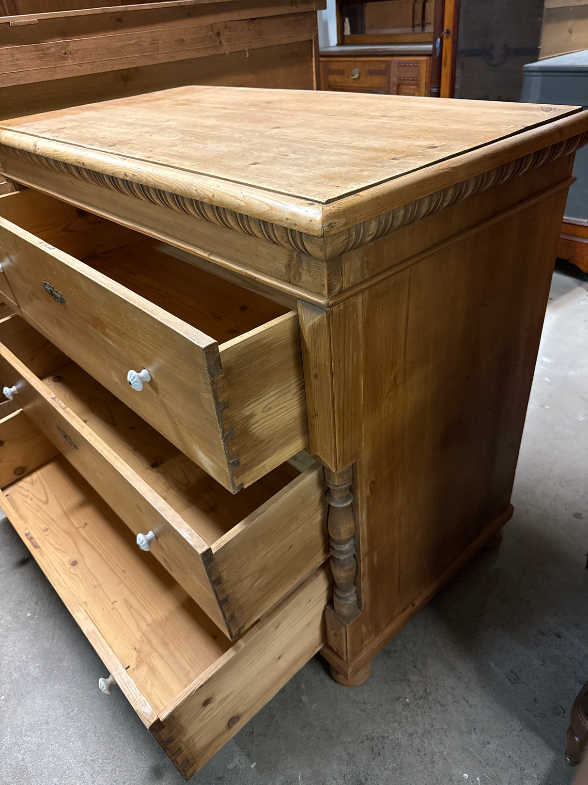 Peasant chest of drawers W.127cm, D.65cm, H.107cm